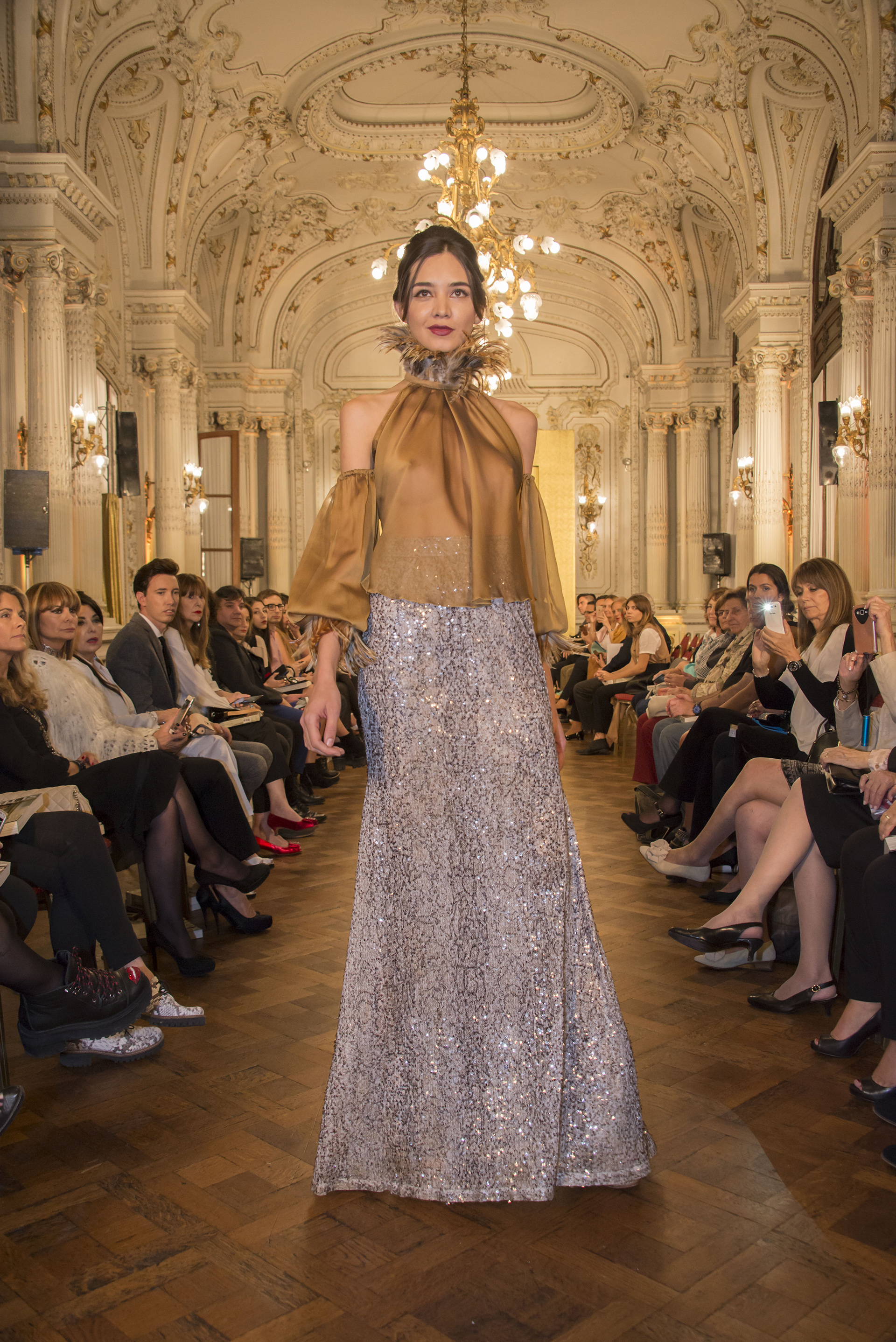 Blusa de gasa en mostaza con detalle de plumas en el cuello, mangas campana y falda de paillet (Dario Schaberger)