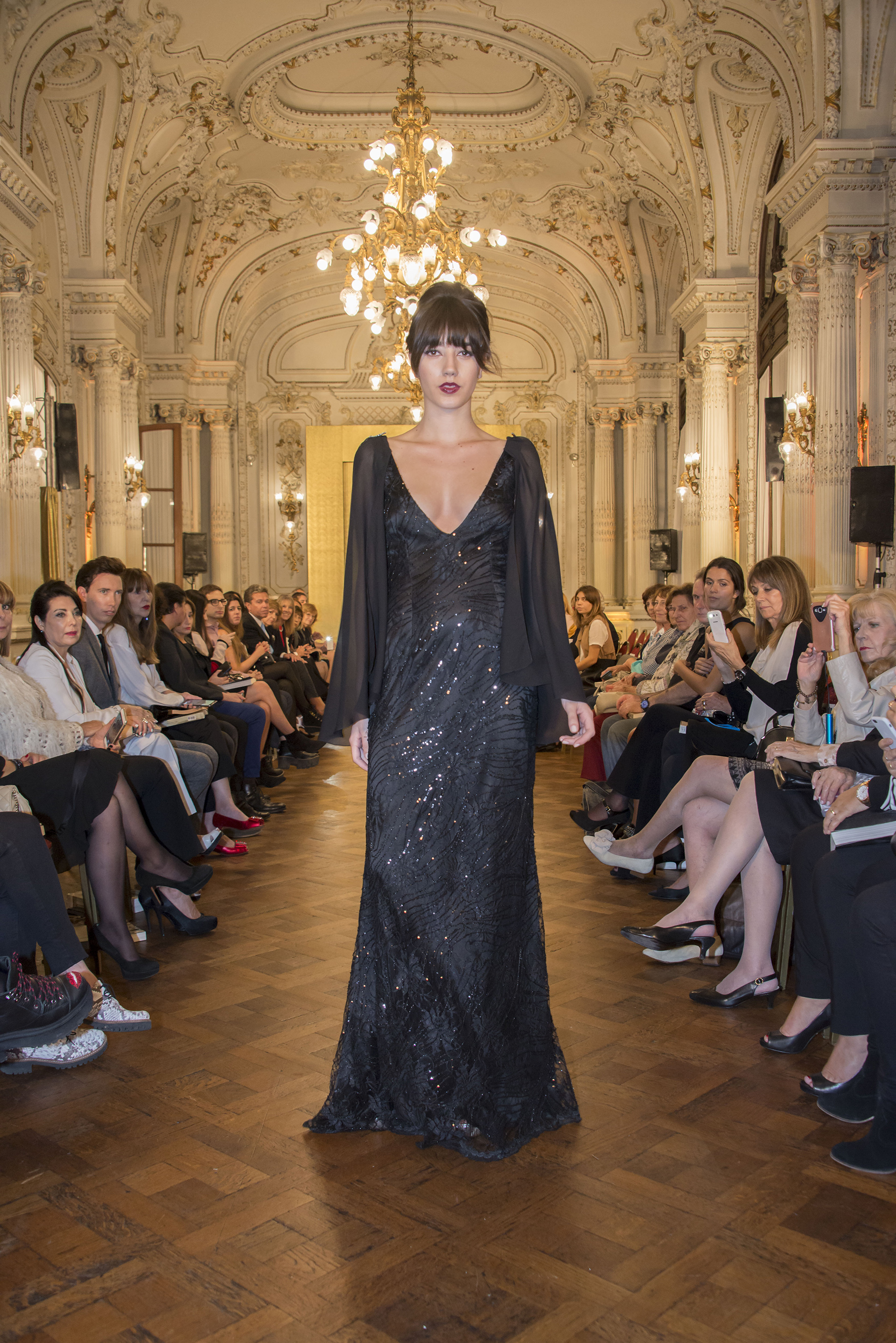 Vestido de encaje bordado con escote V y mangas en gasa (Dario Schaberger)