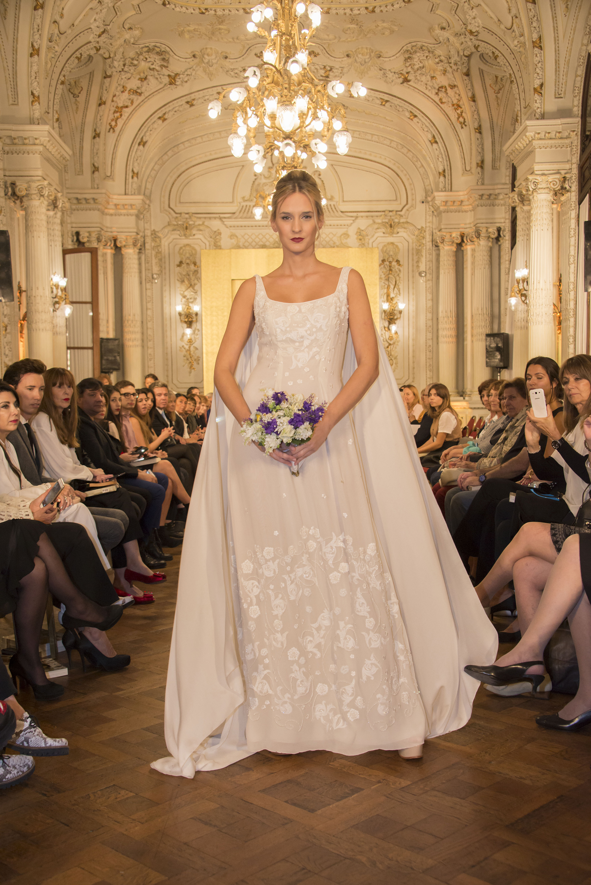 Vestido en seda natural bordado con hilos de seda y capa sobre los hombros (Dario Schaberger)