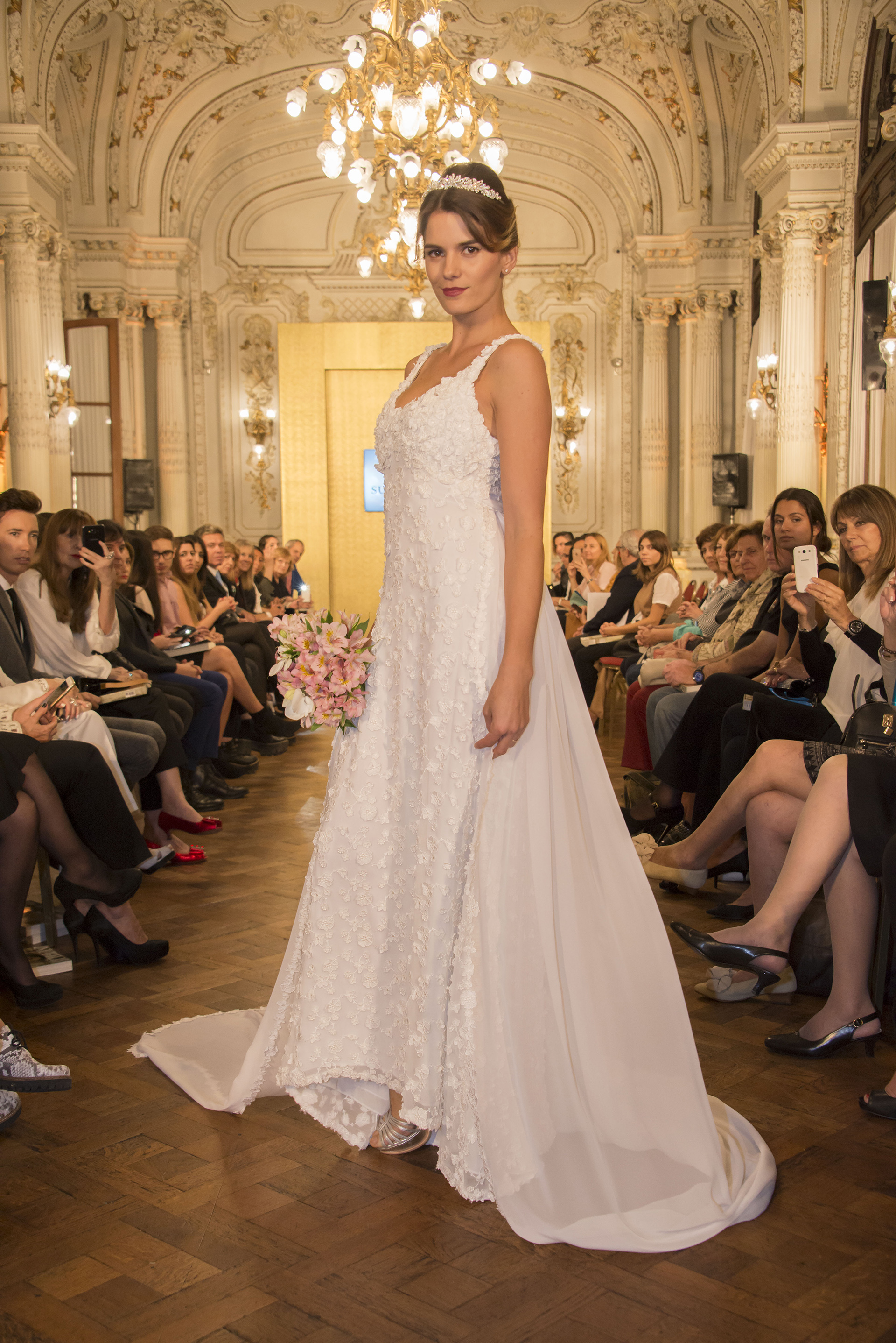 Vestido en seda con aplicaciones de diferentes encajes (Dario Schaberger)