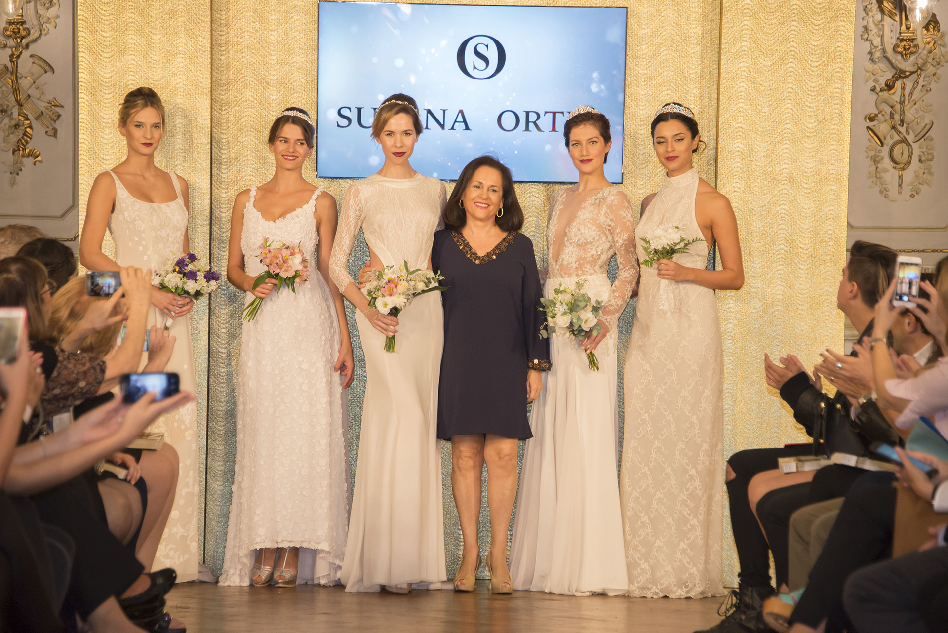 Cierre del desfile junto a la pasada de novias (Dario Schaberger)