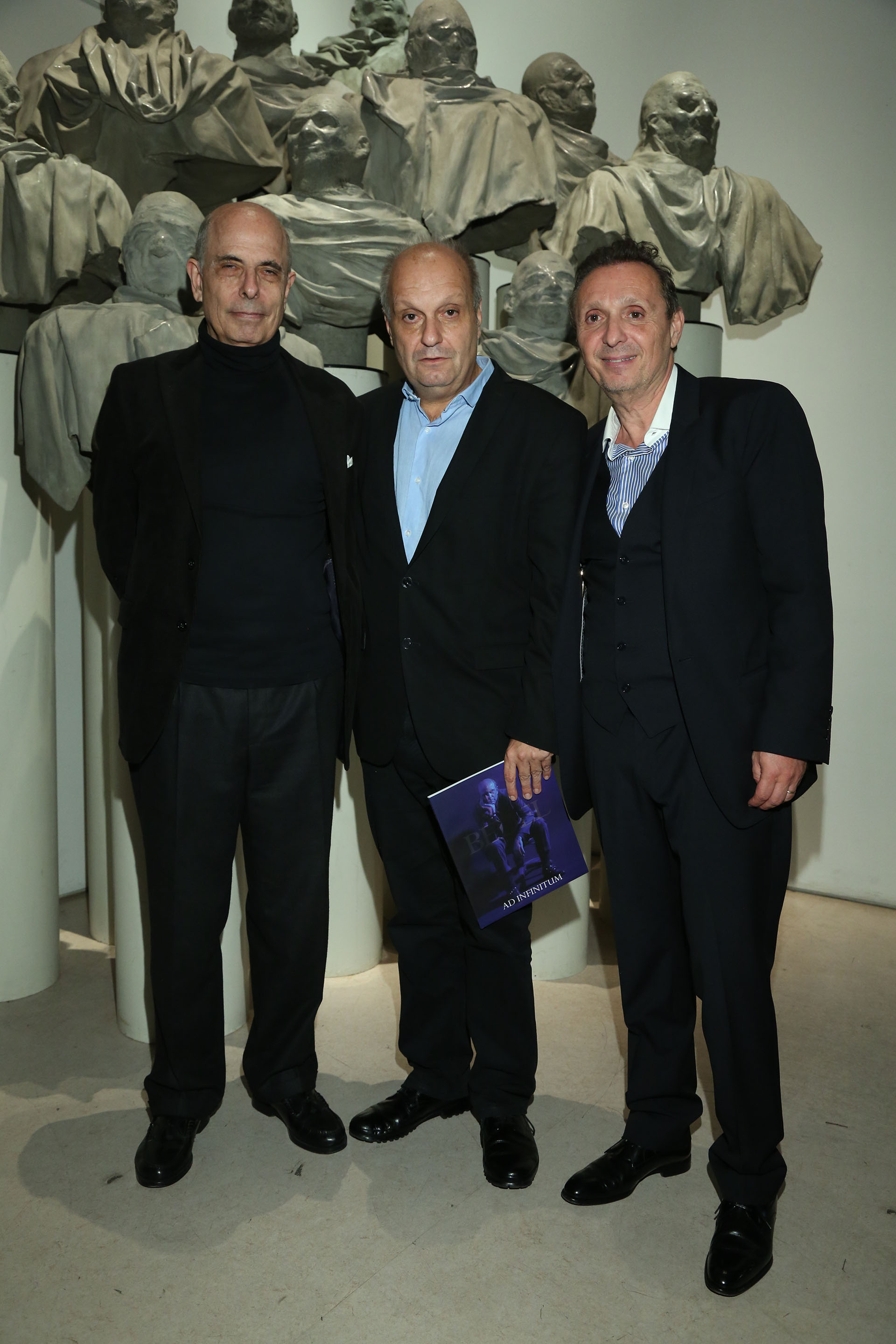 El artista Jacques Bedel junto al titular del Sistema Federal de Medios y Contenidos Públicos, Hernán Lombardi, y al galerista Daniel Maman, en la apertura de su muestra que coincide con la celebración de sus 50 años de trayectoria artística