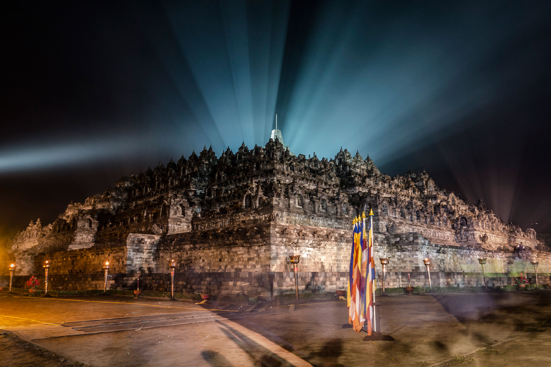 El templo de Borobudur iluminado en Java, Indonesia el 11 de mayo de 2017. (Getty)