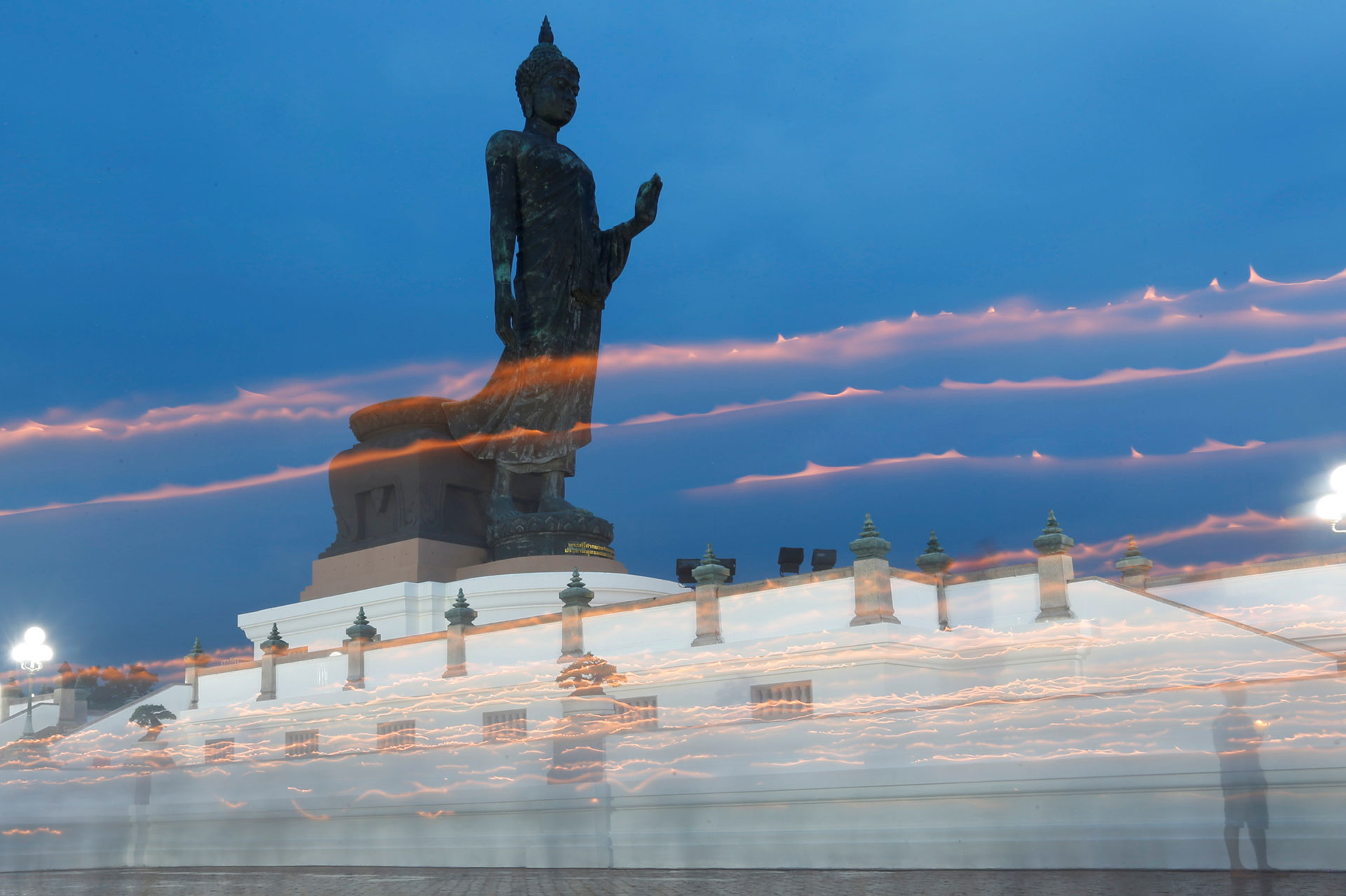 Budistas cargan velas alrededor de una estatua del Buda en Bangkok, Tailandia el 10 de mayo de 2017. (Reuters)