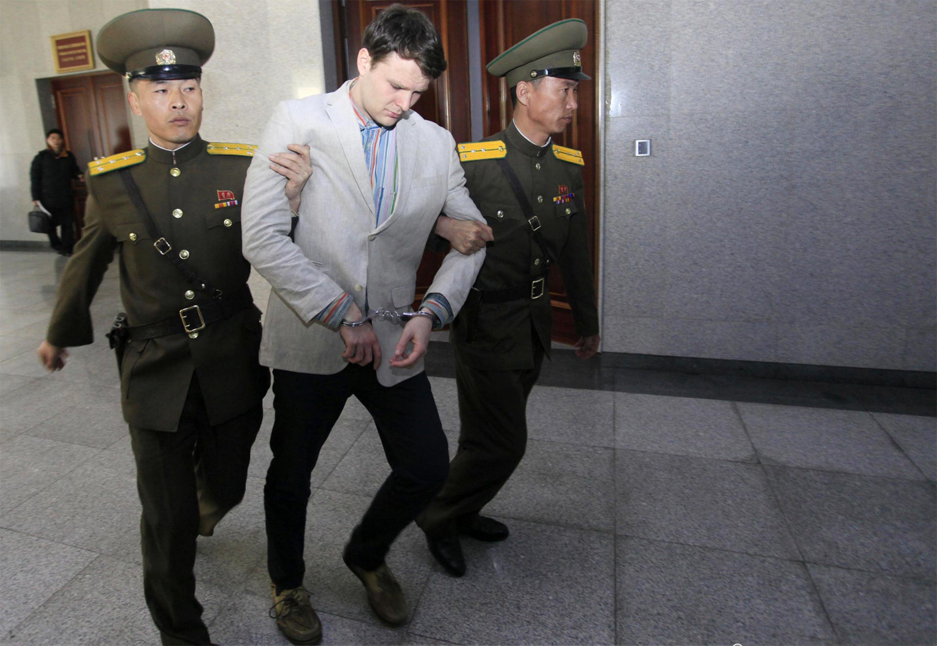 Norcorea libera a estadounidense en coma que cumplía 15 años en prisión Norcorea libera a estadounidense en coma que cumplía 15 años en prisión