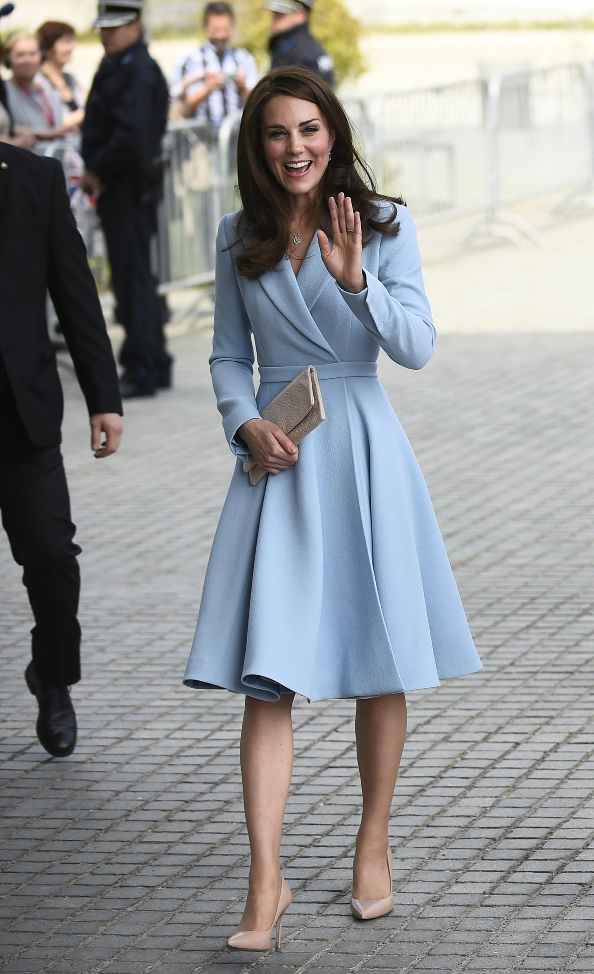 Catalina lució impactante con este elegante vestido celeste empolvado, que destacaba su pequeña cintura