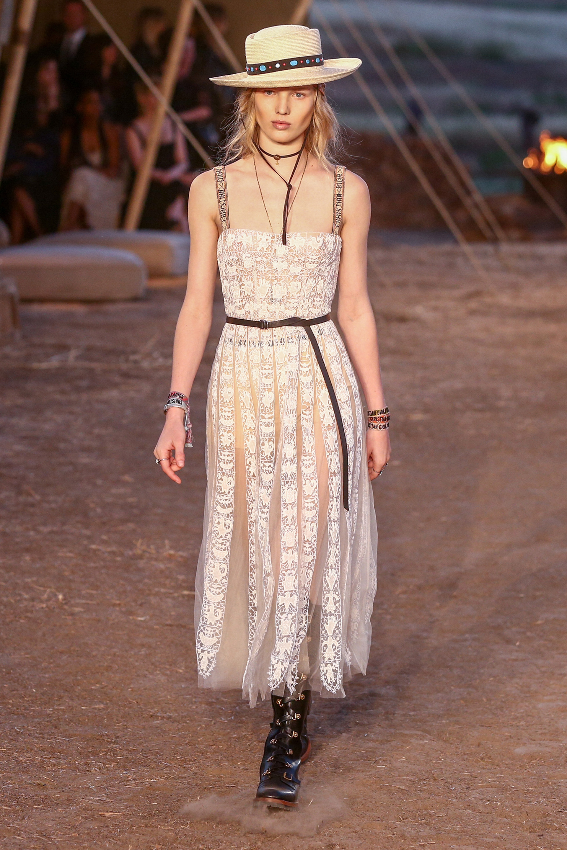 De tul y tiras en encaje blanco y off white, vestido recto con lazo de cuero, sombrero plato de paja, cadenas doradas, pulseras etnicas y borcegos (Photo by Rich Fury/Getty Images)