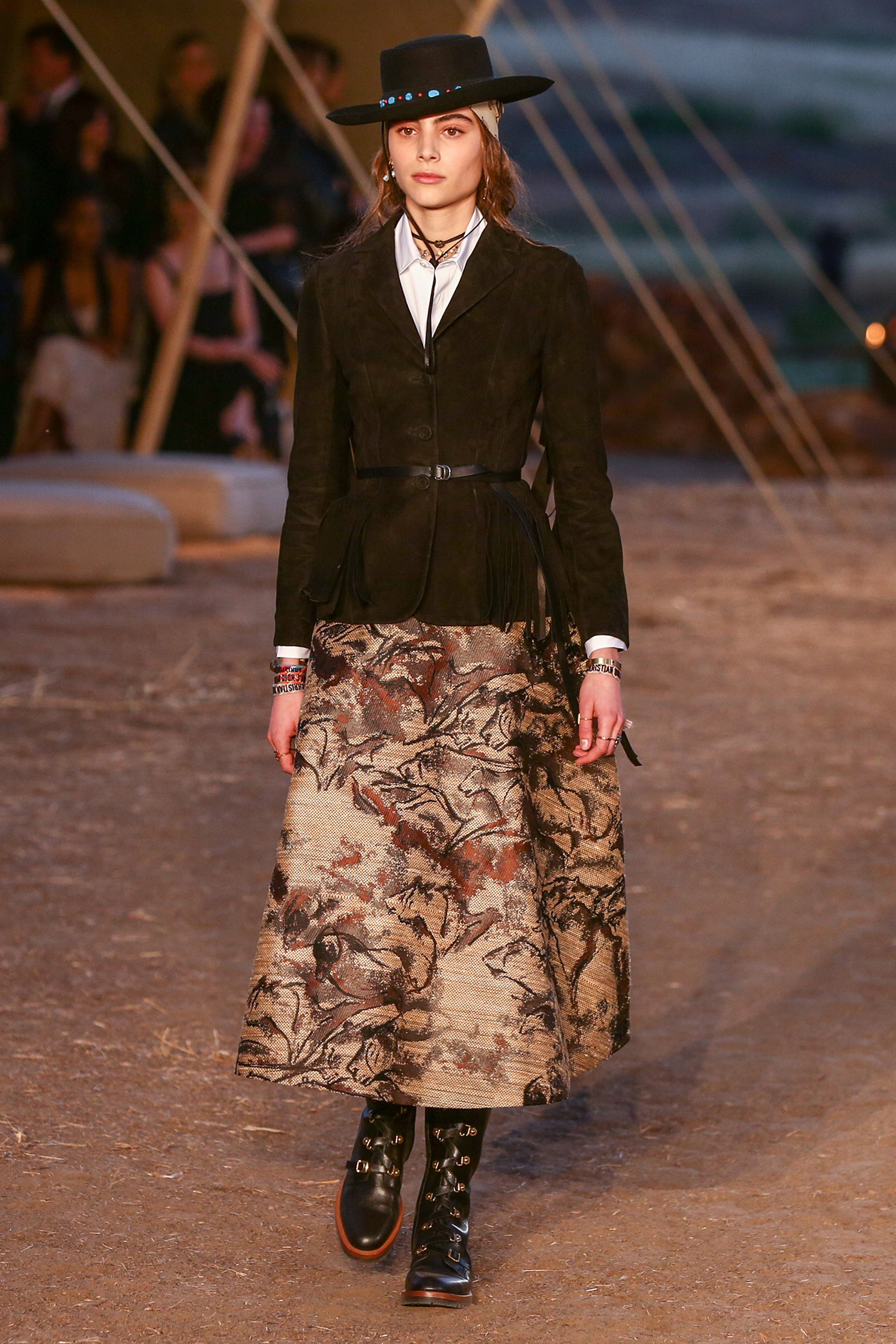 Saco de gamuza, camisa blanca y falda estampada, un look folk acompañado por borcegos y sombrero con piedras. Las pulseras y cintas infaltables (Photo by Rich Fury/Getty Images)