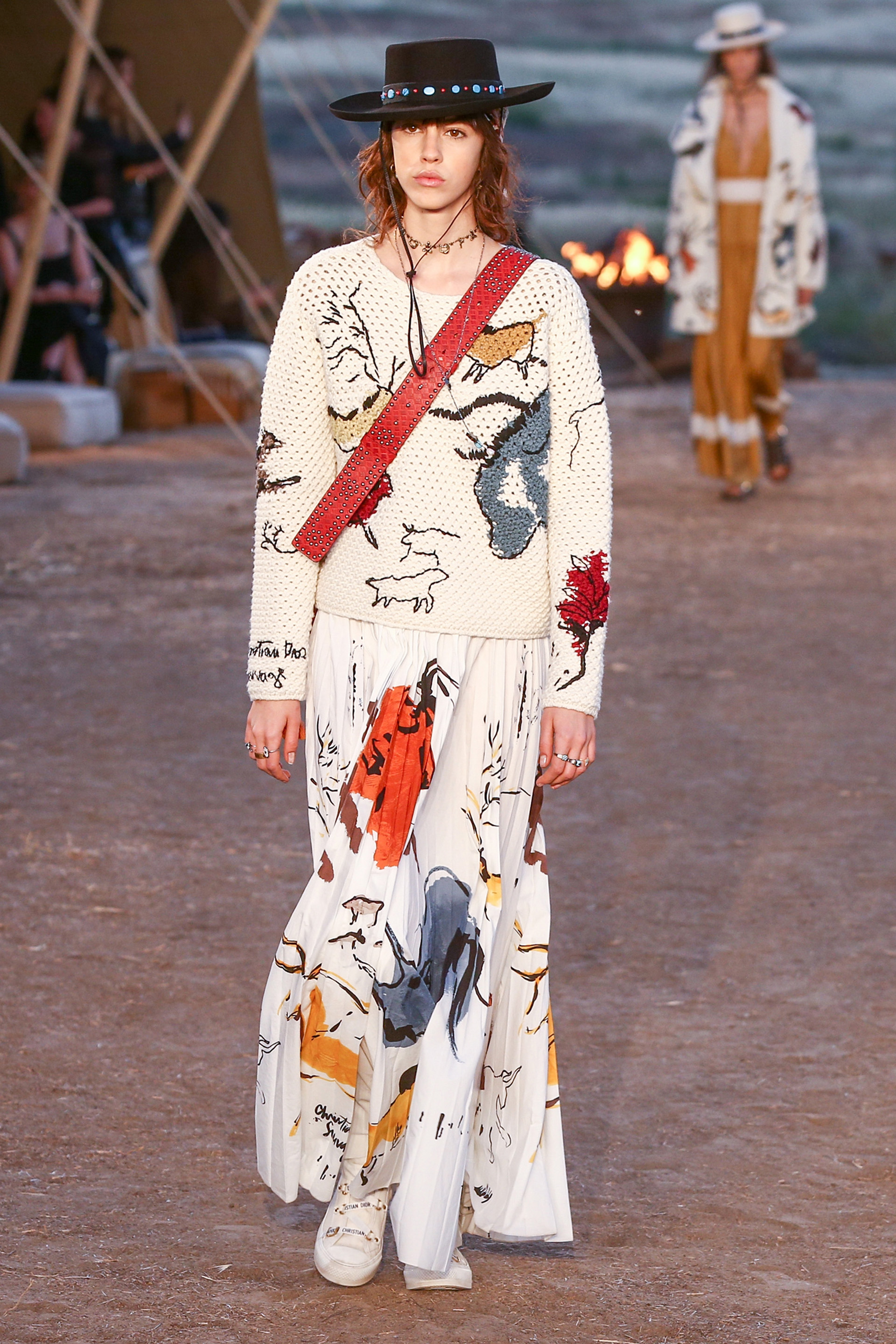 Sweater calado y falda plisada con estampado de animales de colores junto a una banda roja con tachas y zapatillas blancas (Photo by Rich Fury/Getty Images)