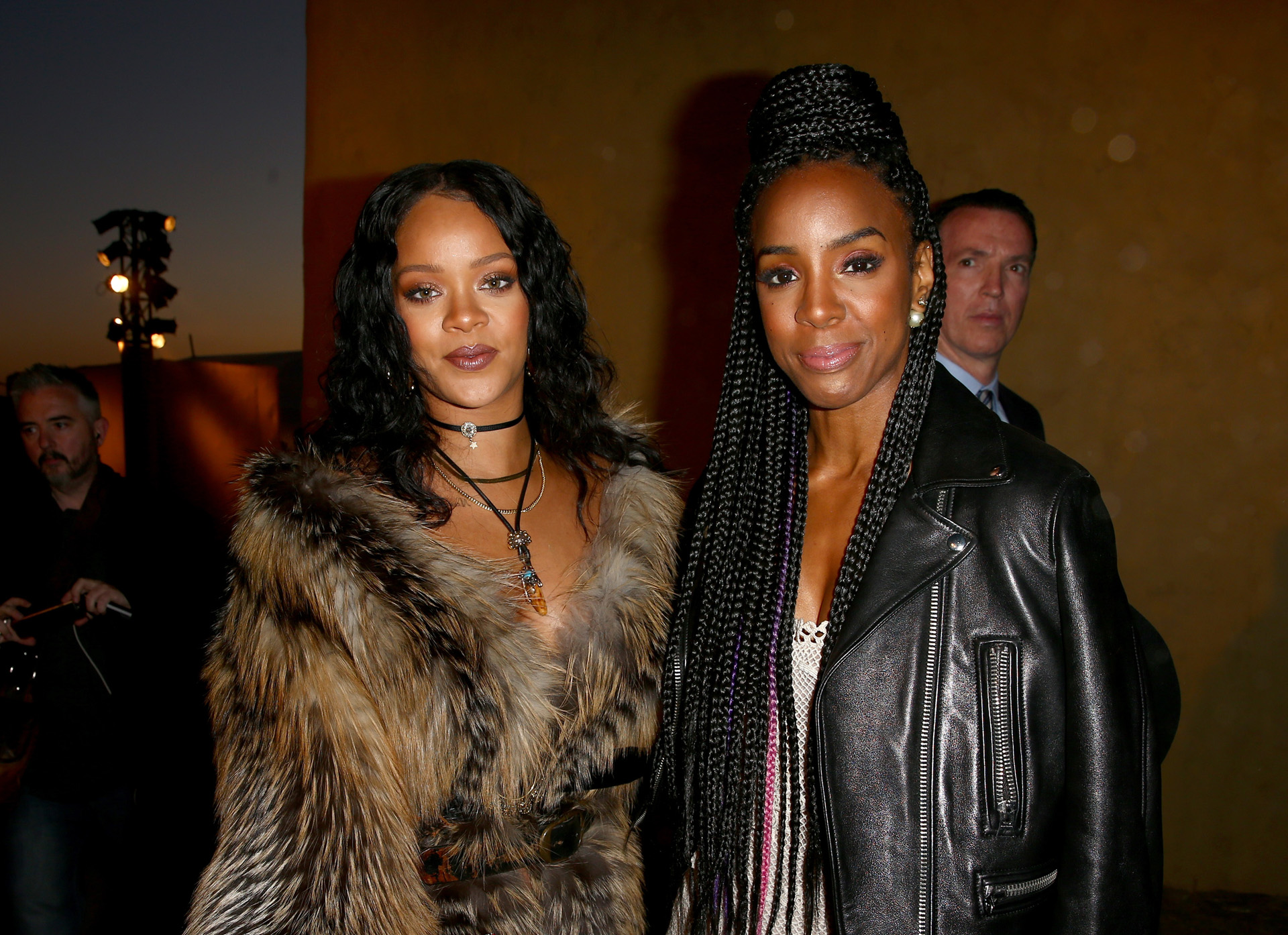 Las solistas Rihanna y Kelly Rowland en el front row del desfile (Photo by Rich Fury/Getty Images)