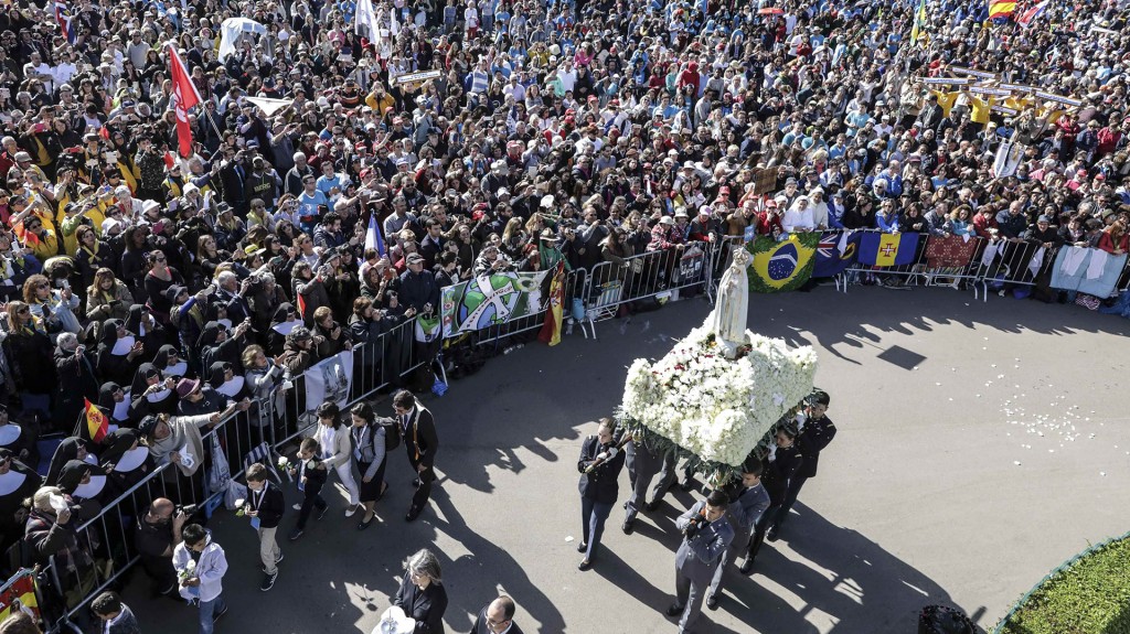 El viernes, el Papa oró por la paz mundial ante cientos de miles de peregrinos, en la Capilla de las Apariciones (Reuters)