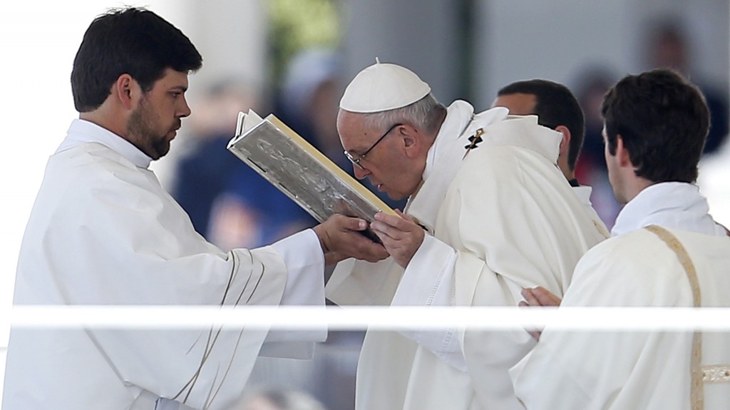 El pontífice argentino pronunció la fórmula ritual de canonización durante la ceremonia oficiada delante de la Basílica de Nuestra Señora de Fátima (Reuters)