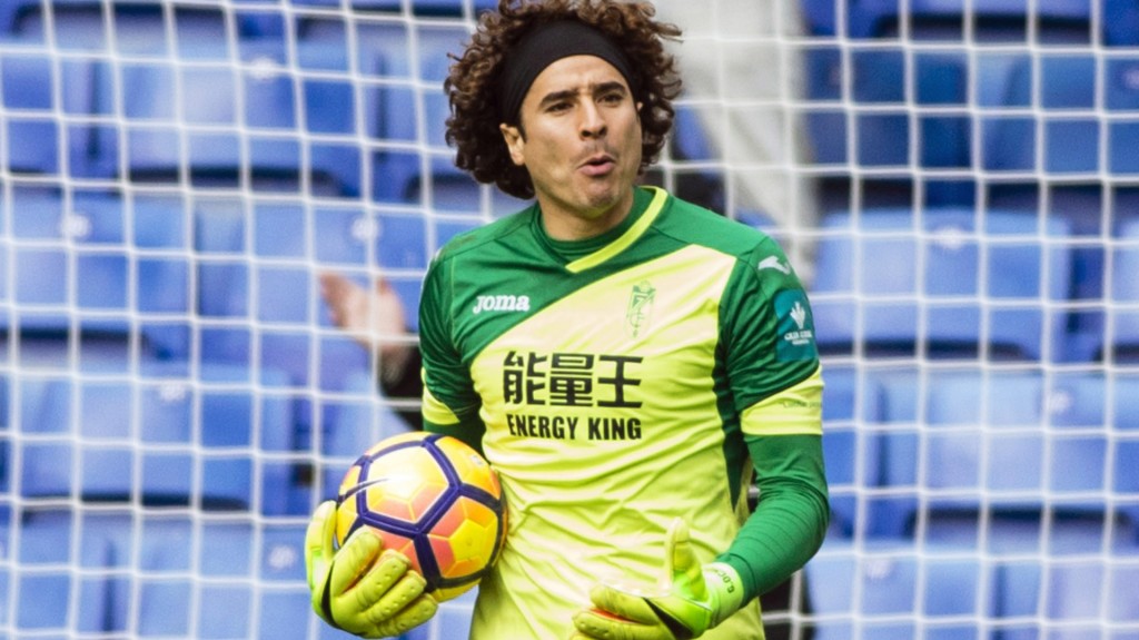 Ochoa se despidió del Standard de Lieja, pero el club busca extender su contrato al menos un año más (Foto: Archivo)