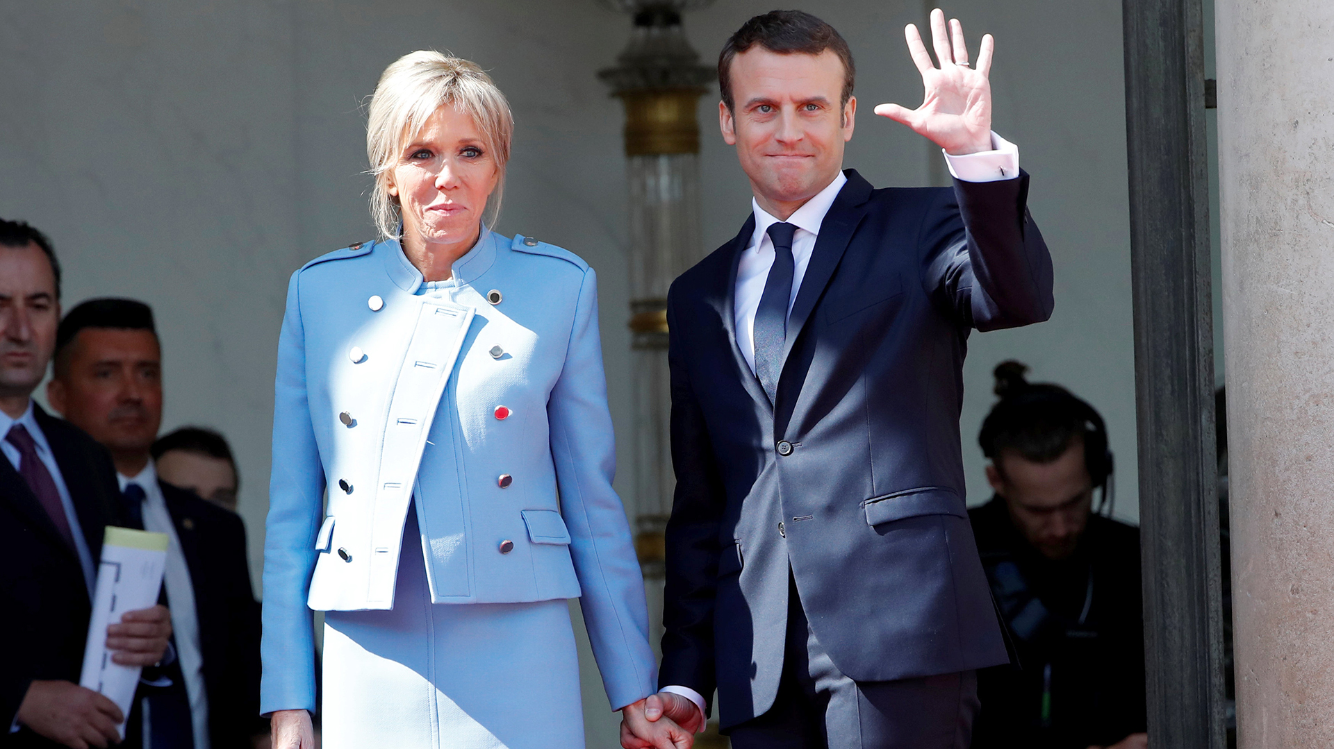 Emmanuel Macron y su esposa Brigitte Trogneux el día de asunción presidencial, ambos se inclinaron por la tonalidad azul (REUTERS/Christian Hartmann)
