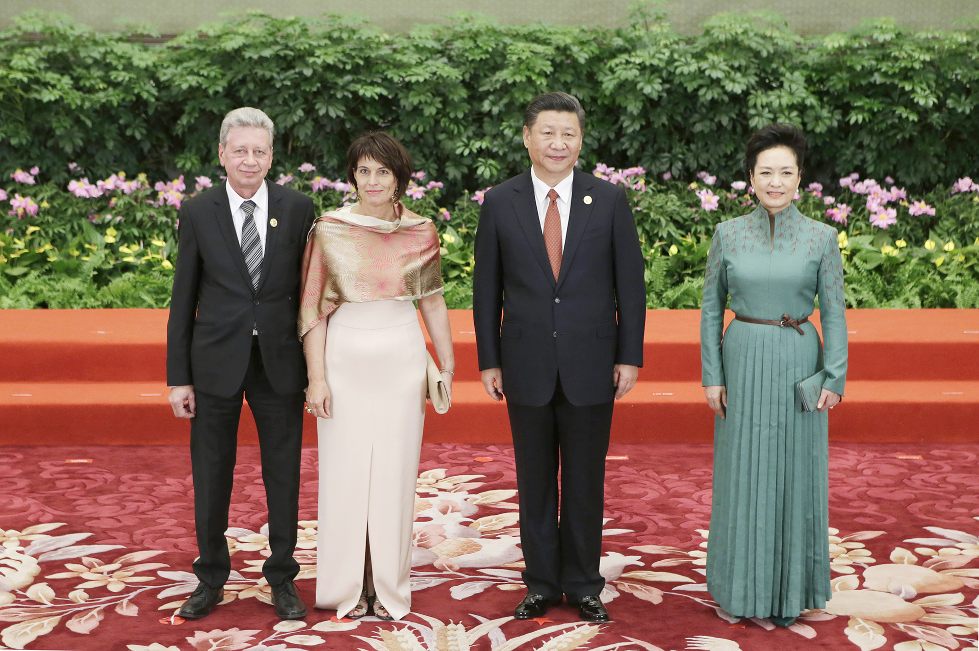 La primer pareja china dando la bienvenida al presidente Doris Leuthard y su marido Roland Hausin
