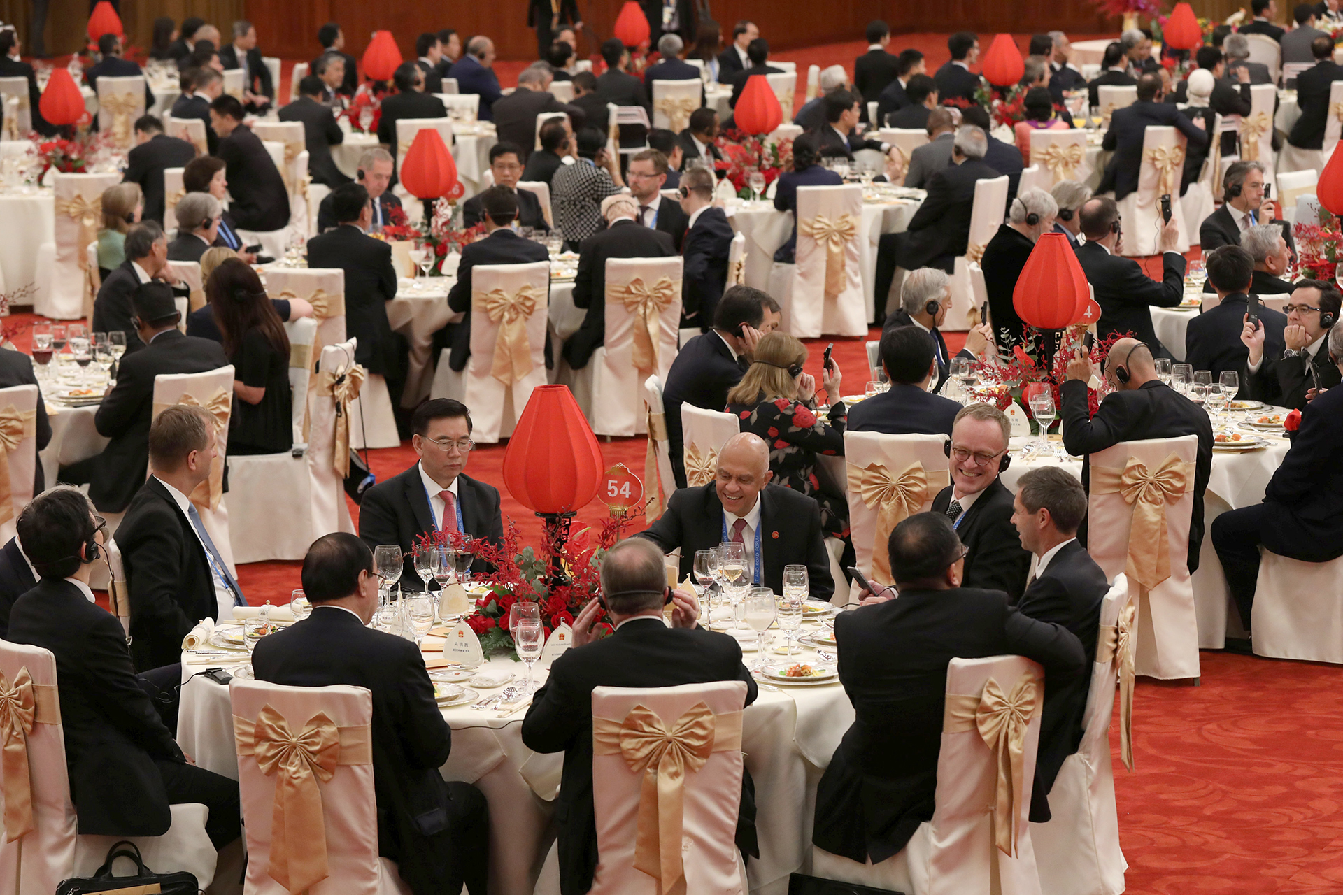 Los invitados participan del banquete