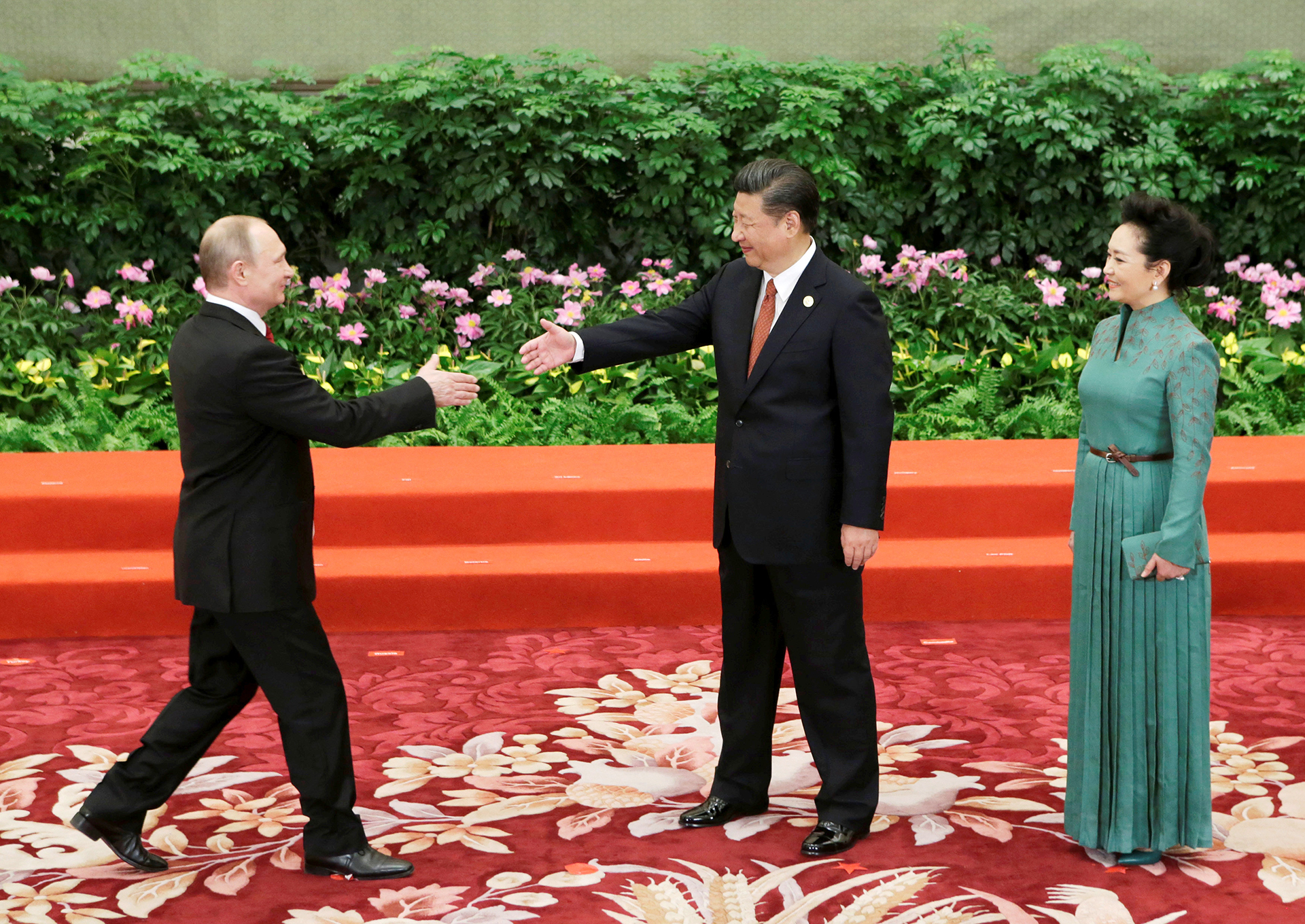 Xi Jinping, y su mujer Peng Liyuan saludando a Vladimir Putin