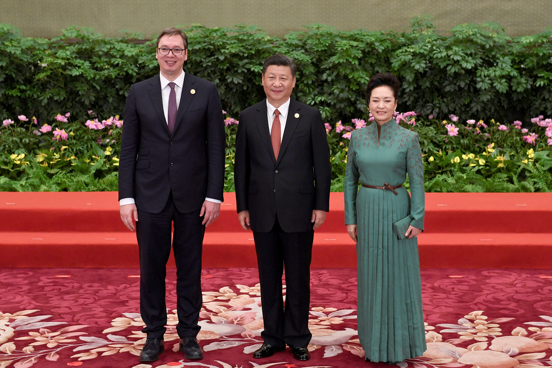 El primer ministro serbio Aleksandar Vucic posa junto a la pareja china
