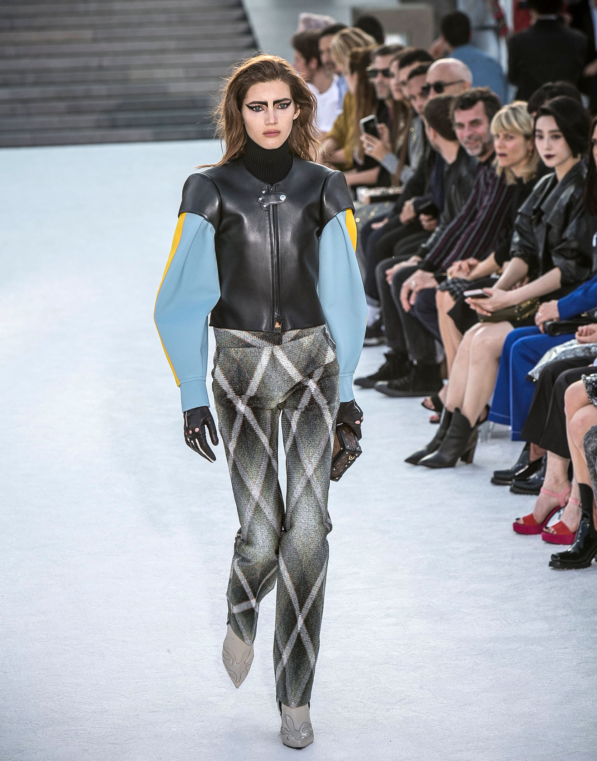La siluieta estilo tipo samuráide fue el hilo conductor, al igual que el cuero como otro elemento fuerte de la colección Resort (Getty Images)