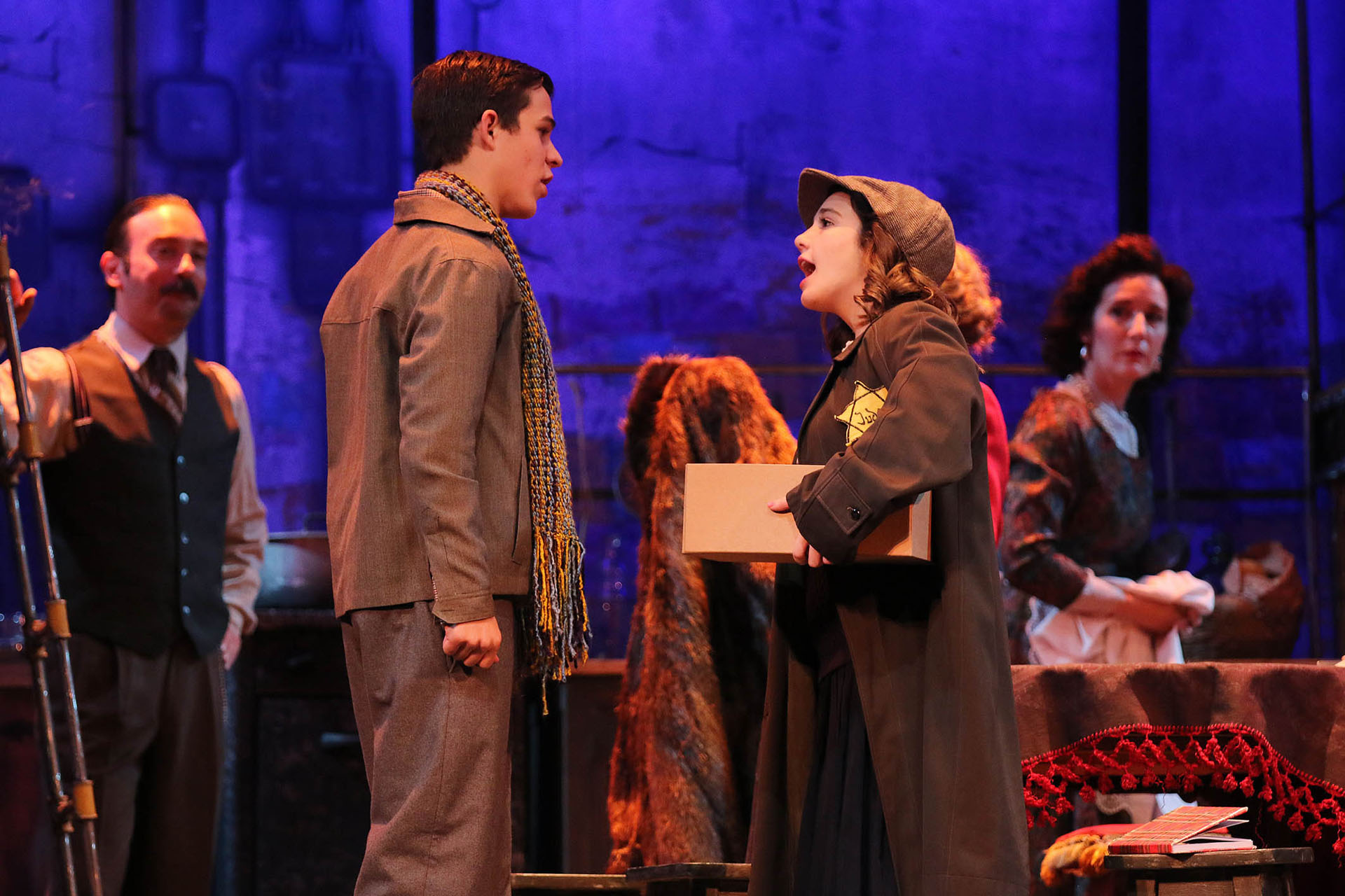 La historia real cuenta que luego de ser descubierta, Anna pasó un tiempo en los campos de concentración de Westerbork, Holanda, y Auschwitz, Polonia, antes de ser deportada a Bergen-Belsen, donde murió durante una epidemia de tifus