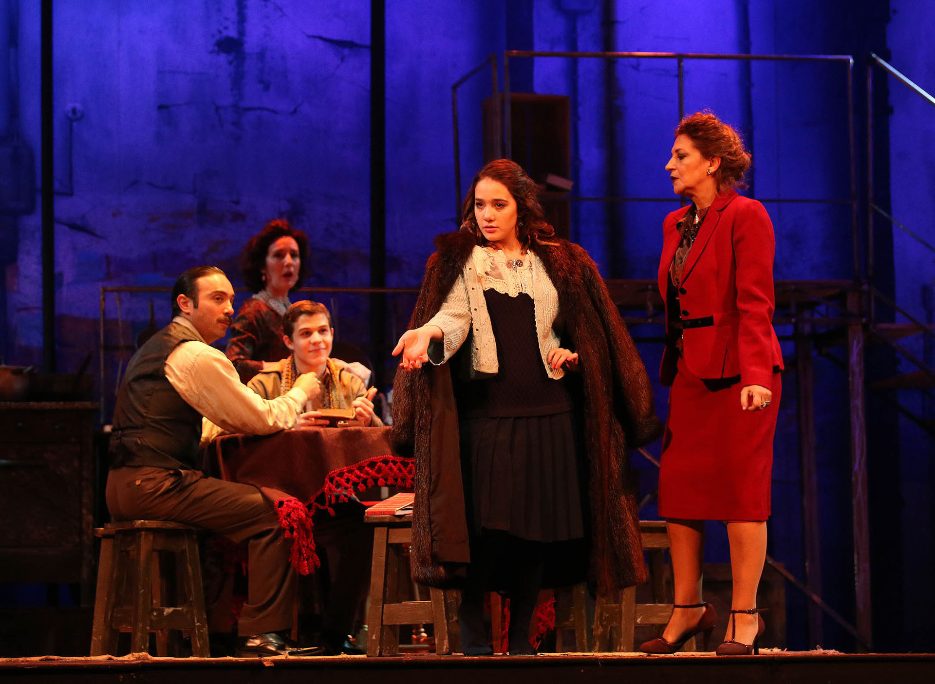 La obra muestra las tensiones y las vivencias mientras permanecieron escondidos