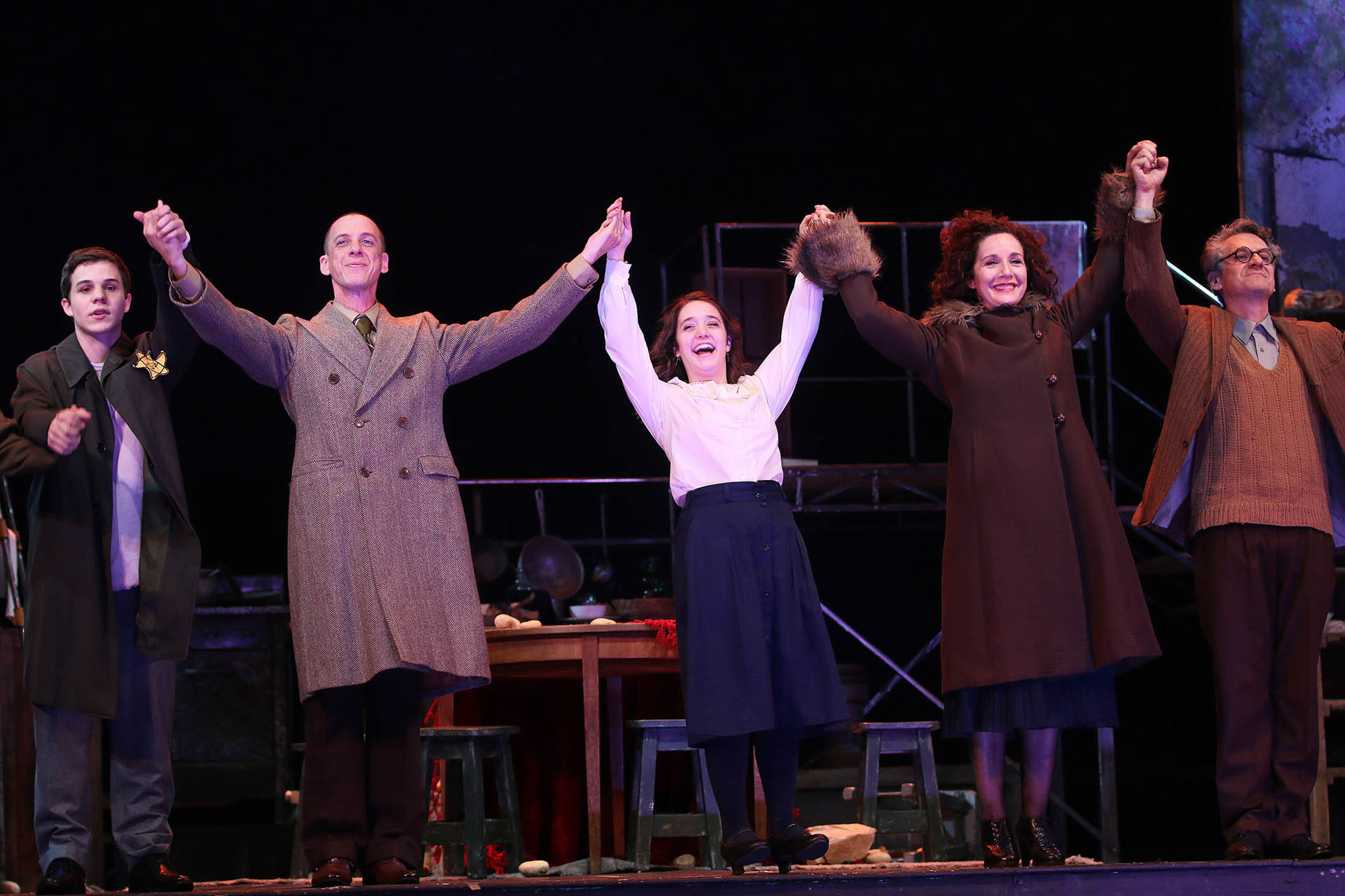 El elenco se completa con: Marcos Montes (Otto Frank), Valeria Lorca (Edith Frank), Agustina Cabo (Margot Frank), Carolina Solari (Miep Gies), Francisco Bereney (Peter Van Daan), Marcos Woinsky (Sr. Kraler), Silvina Quintanilla (Sra Van Daan), Diego Hodara (Sr. Van Daan), Alejandro Viola (Sr. Dussel)