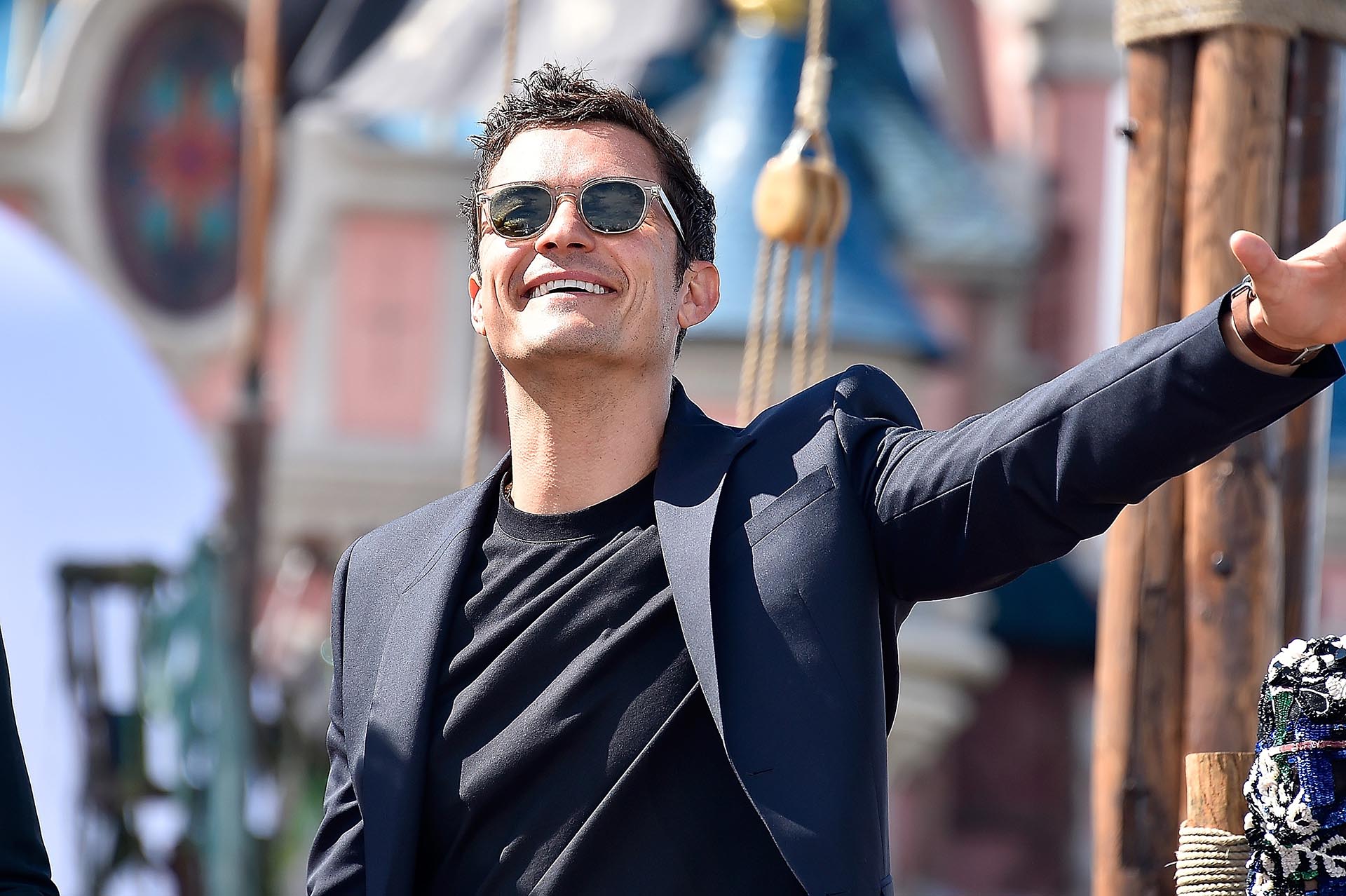 Orlando Bloom saludando al público que se acercó a conocer a los protagonistas de la película
