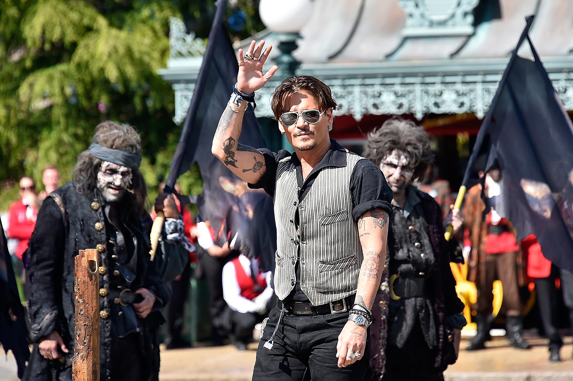 El capitán Sparrow, interpretado por Johnny Depp, arriba a la premiere europea de la quinta entrega de la exitosa serie cinematográfica, Piratas del Caribe