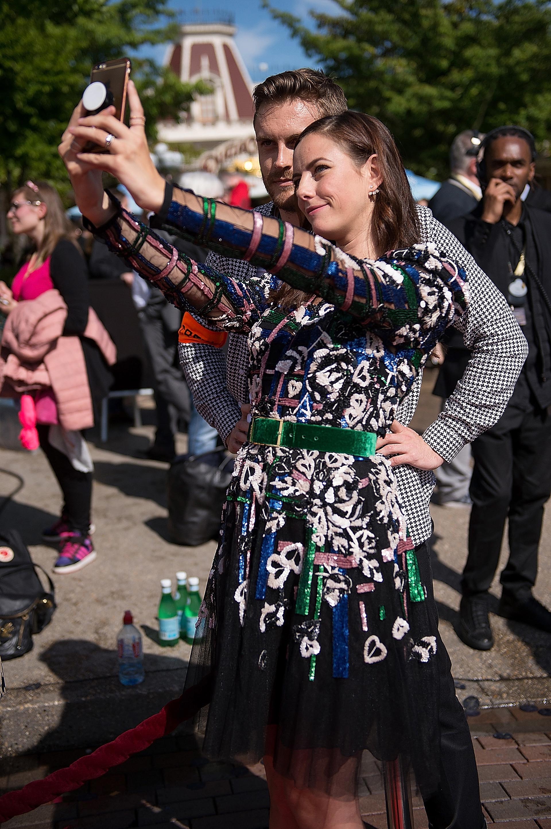 Simpática y sencilla, Kaya saludó a sus fanáticos y se divirtió tomándose selfies en plena red carpet