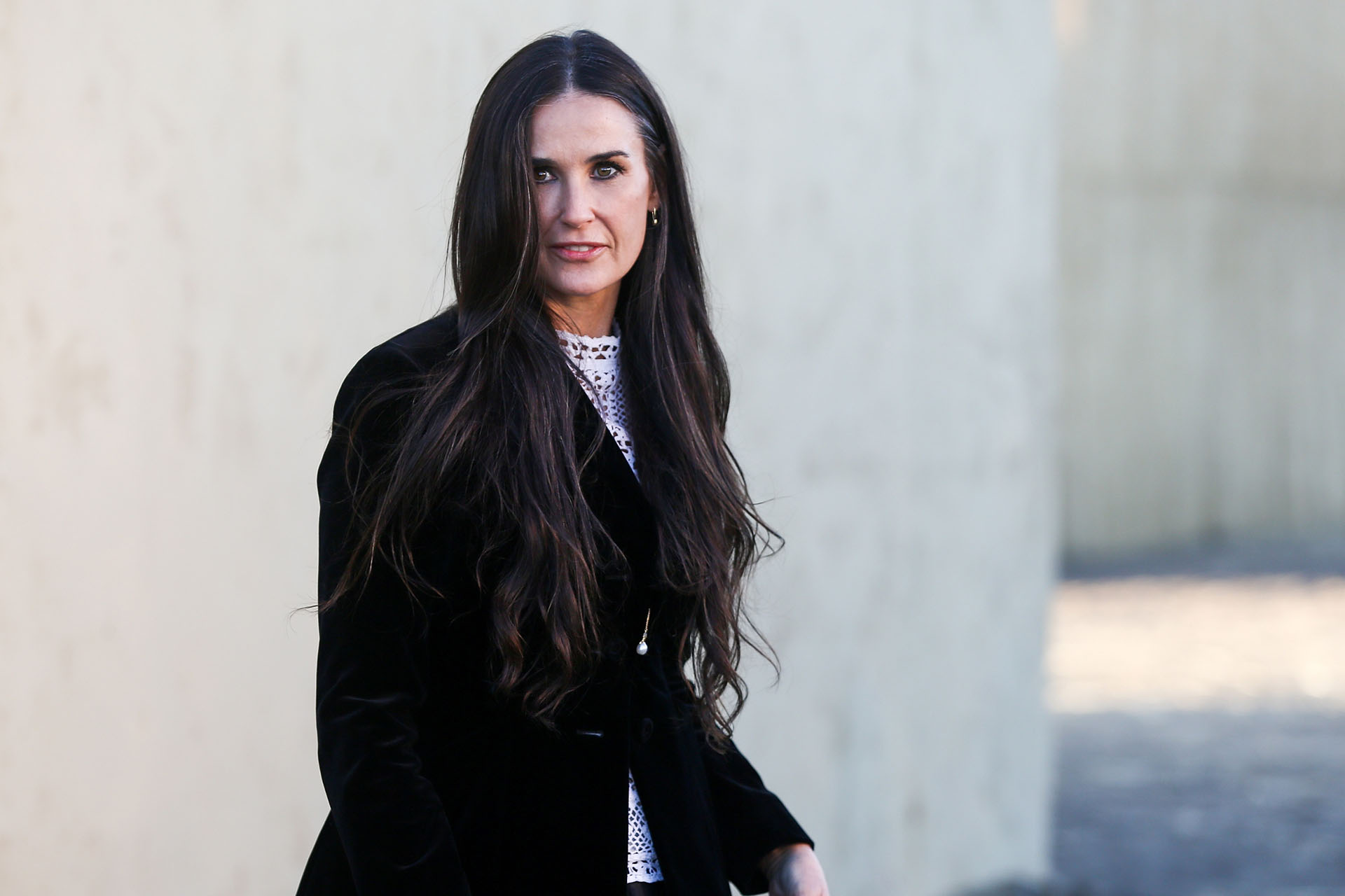 Demi Moore arriba a la gran pasarela montada a cielo abierto para el Christian Dior Cruise 2018 Runway Show, que se llevó a cabo en el Upper Las Virgenes Canyon Open Space Preserve en Santa Mónica, California