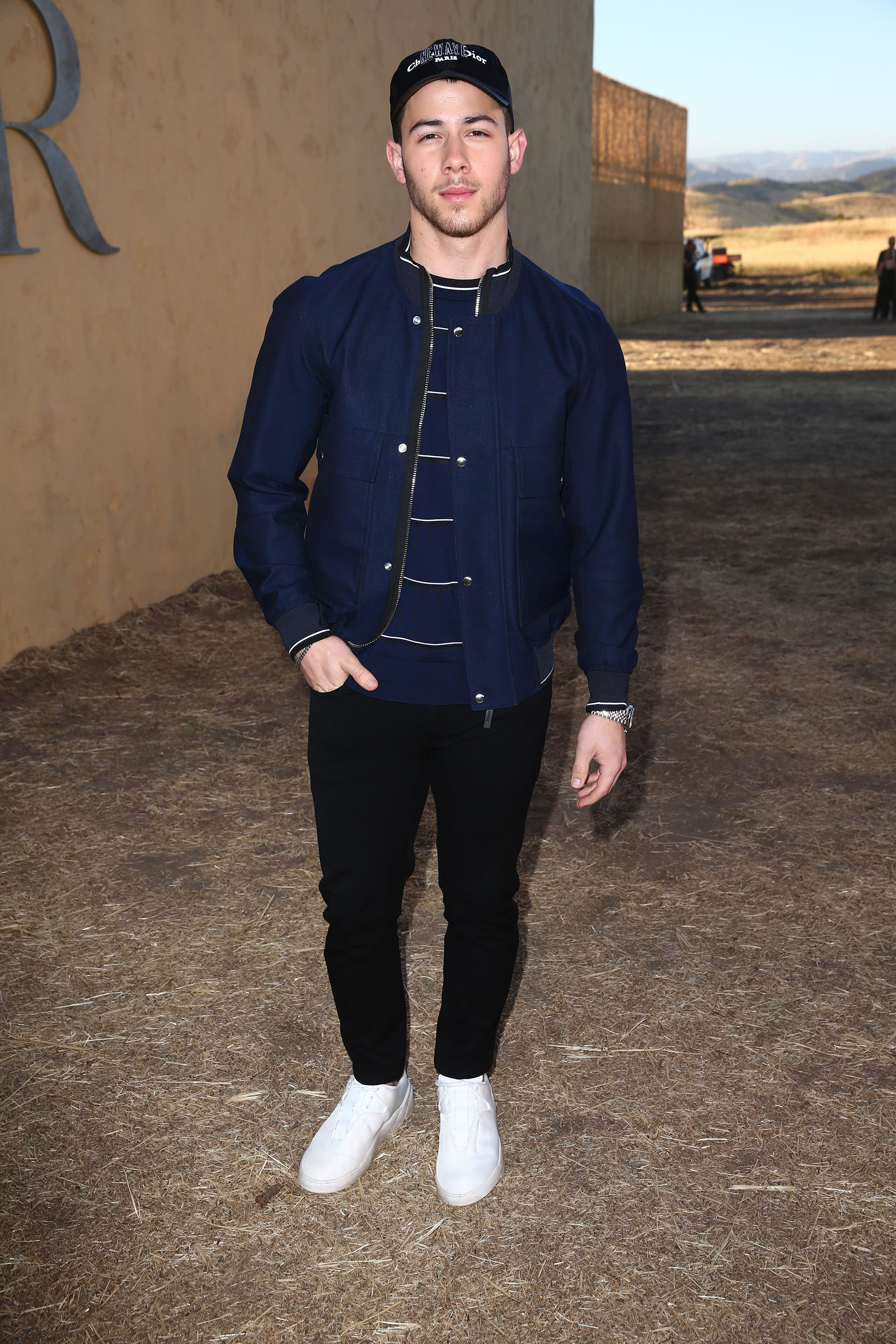 El actor y cantante Nick Jonas con un look muy juvenil e informal