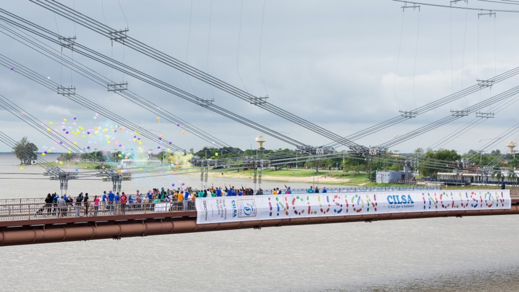 La bandera cuenta con un tamaño de 48 metros de ancho y 2,5 metros de alto esta iniciativa tuvo sus orígenes por primera vez el 3 de diciembre en el Obelisco, el cual fue el primer centro de su despliegue