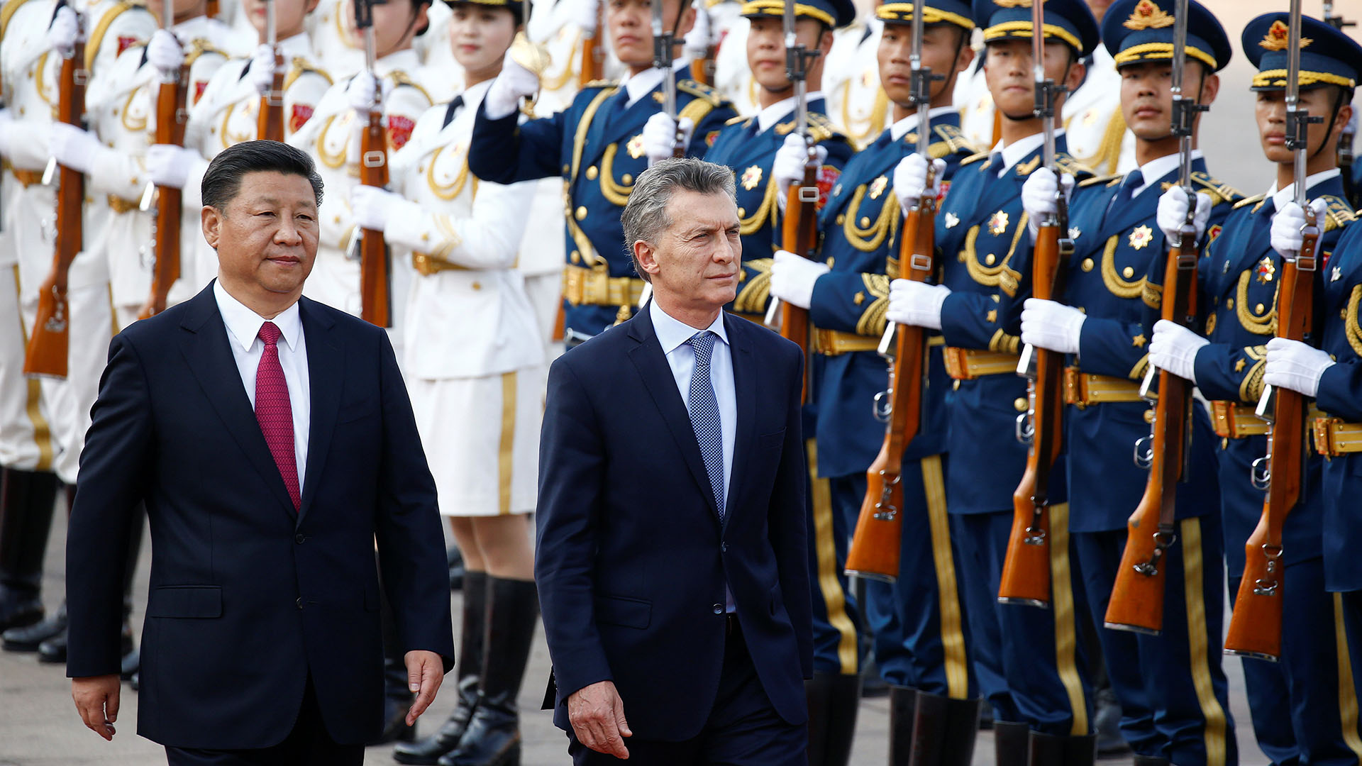 Al mes siguiente, viajó a China a la cumbre del G20, pero también se trató de una visita de Estado. Macri, junto a su par chino Xi Jinping, pasando revista a las tropas. Mayo, 2017.