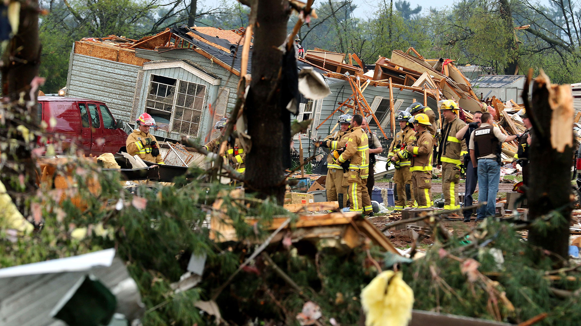 Bomberos trabajan en la escena el 16 de mayo de 2017 (AP)