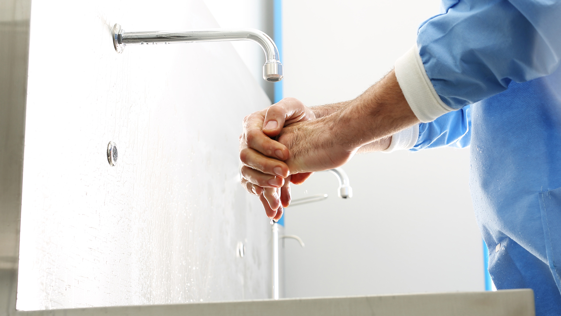La OMS ha puesto en marcha la campaña “Salve vidas: límpiese las manos” dirigida al personal de los servicios sanitarios, principal foco infeccioso de bacterias transmitidas por falta de higiene en las manos (iStock)