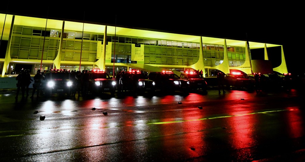 Numerosos vehículos policiales se apostaron en la zona para resguardar la seguridad