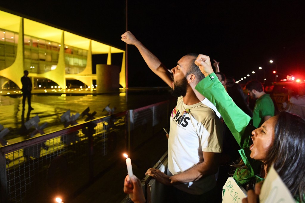 “Al enterarse de la noticia, la gente salió espontáneamente a la calle porque no aguanta más. Tenemos sed de democracia, estamos indignados con este presidente golpista”, comentó Thiago Rocha, un universitario de 23 años que se manifestaba en Brasilia