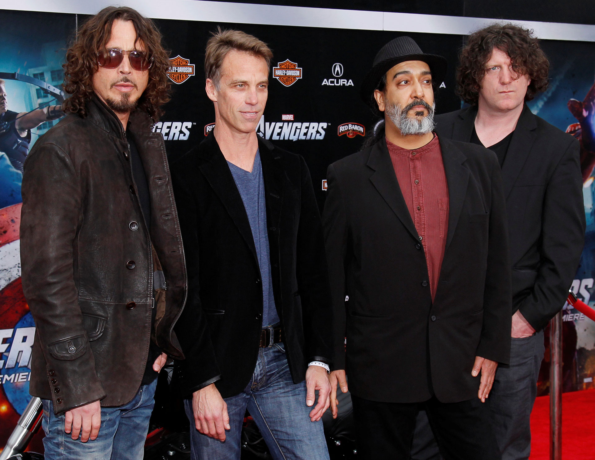 Chris Cornell junto a los miembros de Soundgarden: Matt Cameron, Kim Thayil y Ben Shepherd en el estreno de la película ‘Los Vengadores, en 2102 (Reuters)