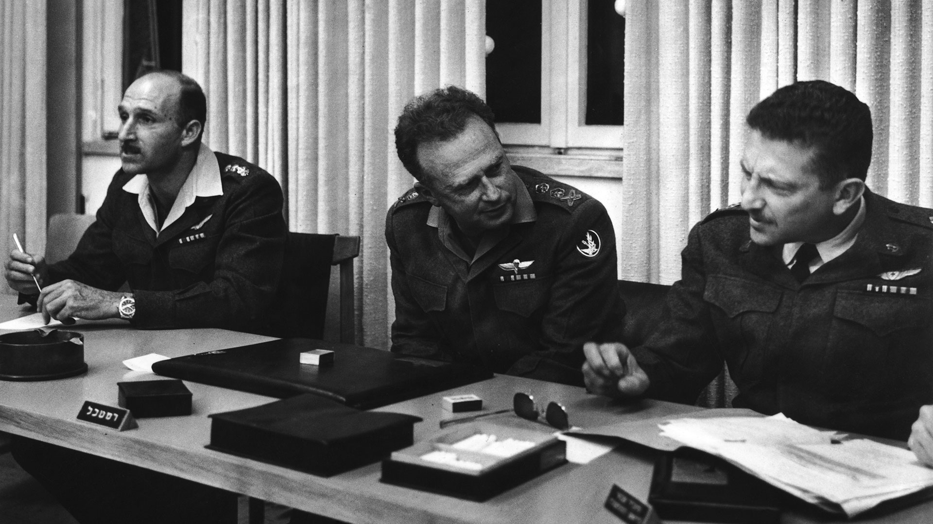 El entonces jefe de Estado, General Yitzhak Rabin (1922 – 1995), junto a los generales Mordechai Hod (izquierda) y Ezer Weizman (Getty)