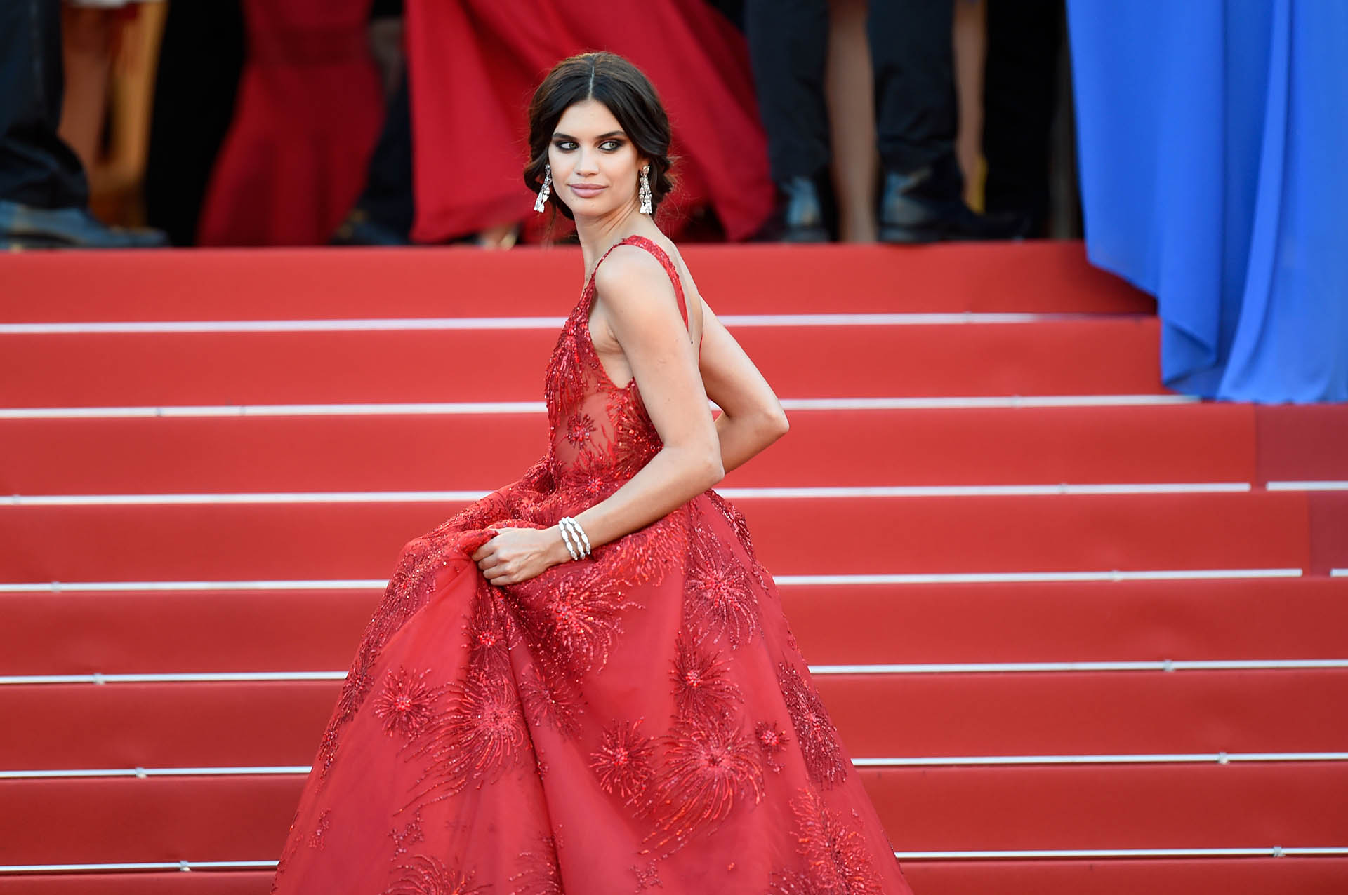 Sara Sampaio, uno de los looks más imponentes en esta edición de Cannes, con detalles en su vestido rojo, aros que acompañaban y un maquillaje hizo de su look un verdadero éxito de moda (Photo by Antony Jones/Getty Images)