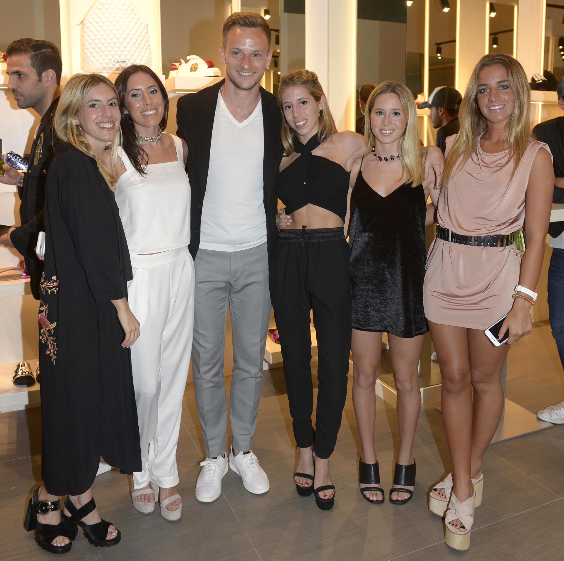 Josefina, Sofía, Ivan Rakitic, Clarita, Violeta y Julieta Scasso