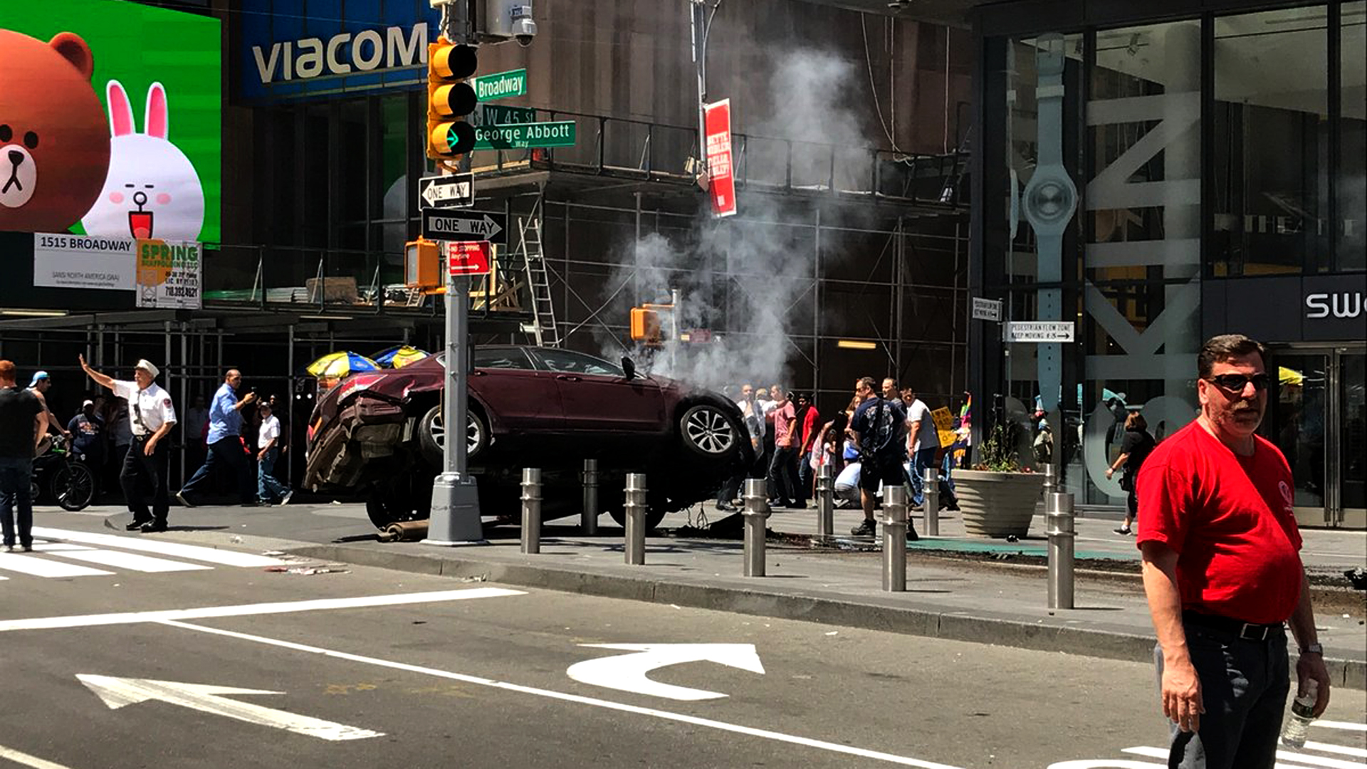 Así quedó el automóvil en la intersección de Broadway y la calle 45