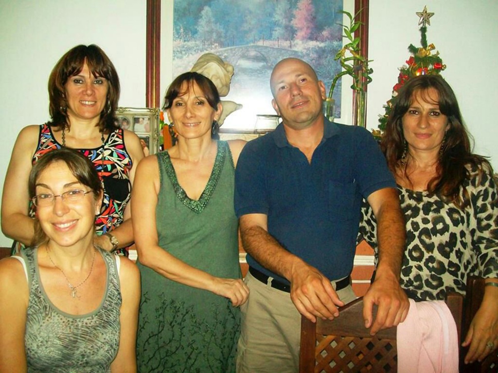 María de los Angeles París (primera desde la derecha) junto a sus hermanos