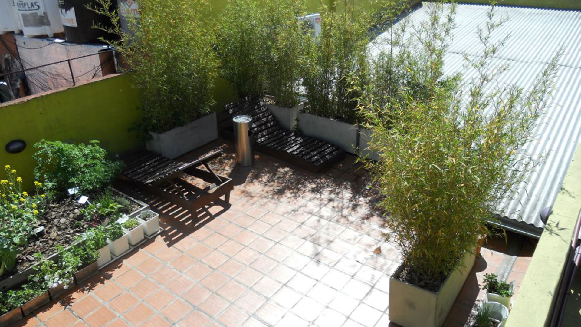En Eco Pampa Hostel, en Buenos Aires, usan desde compost para residuos orgánicos hasta paneles solares