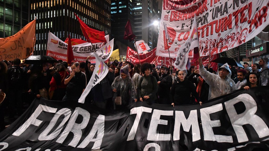 “Fora Temer”, una de las leyendas que más se leen en las banderas de los manifestantes (AFP)