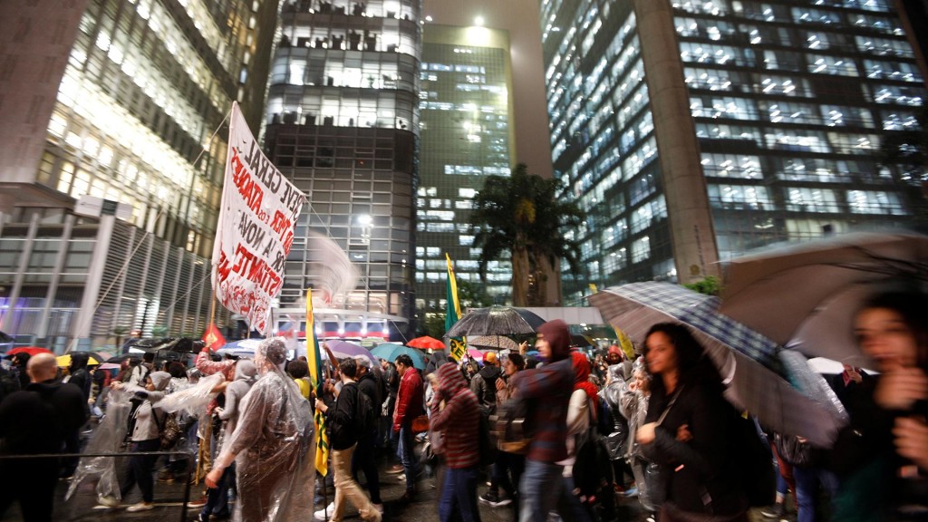 Los manifestantes fueron convocados a través de las redes sociales (Reuters)