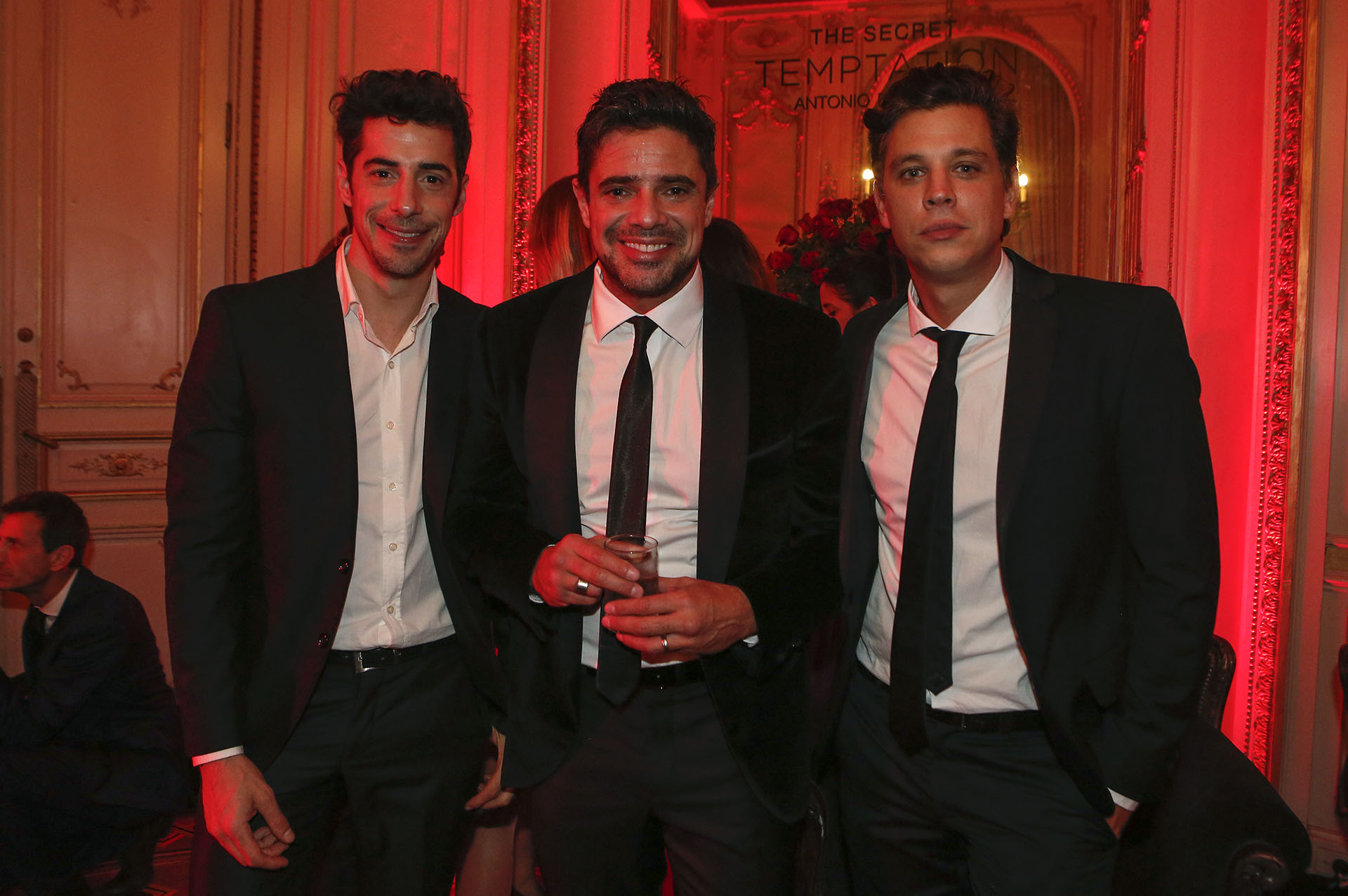 Esteban Lamothe, Luciano Castro y Ludovico Di Santo. Para ellos, un frasco en profundo carmesí con una placa en brillante gris metálico. La tentación en forma de elegante deseo masculino