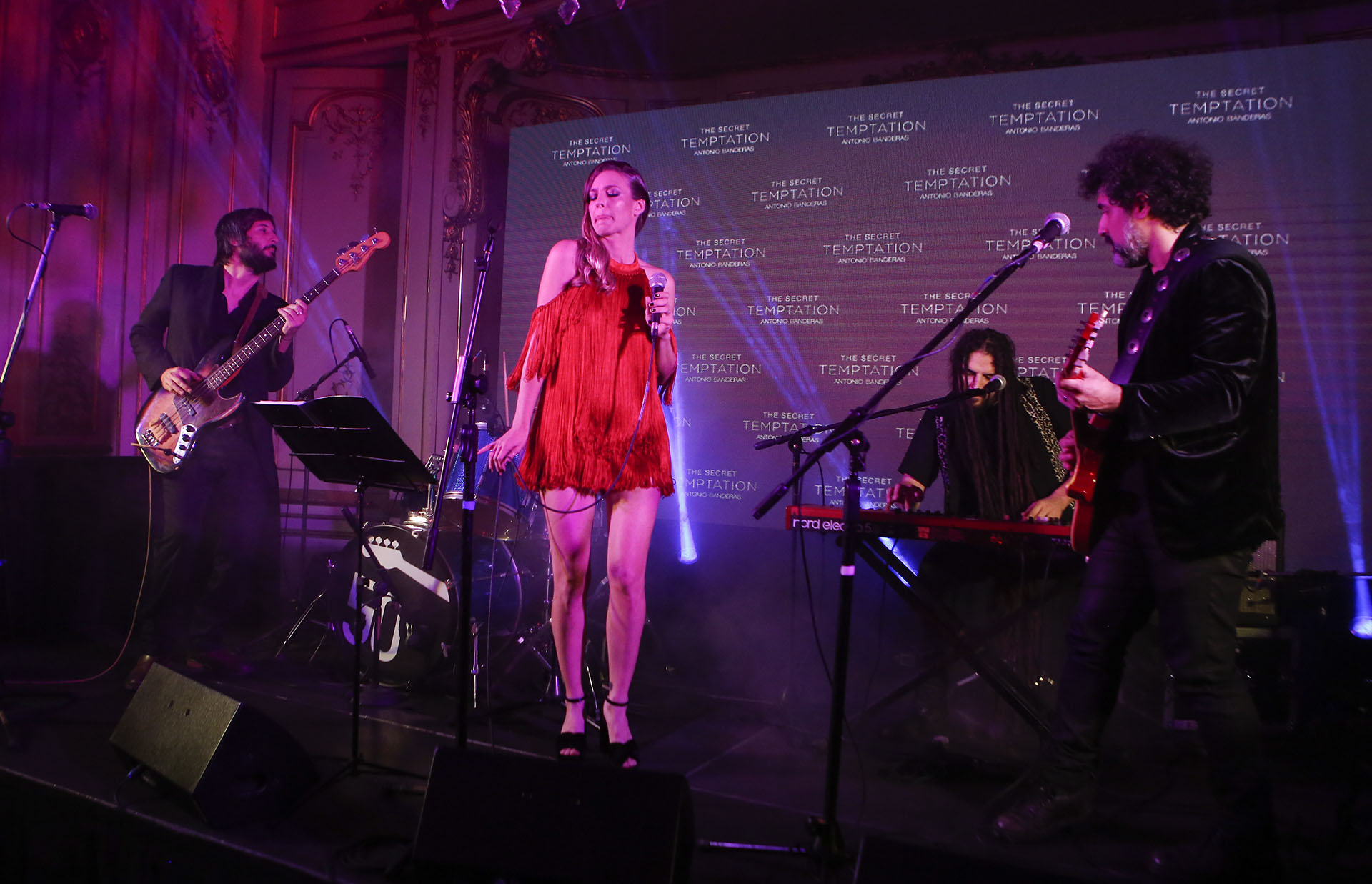 Para coronar la noche, Geraldine Neumann realizó un show en vivo con un repertorio inspirado en el espíritu de las nuevas fragancias, un encuentro de seducción y deseo