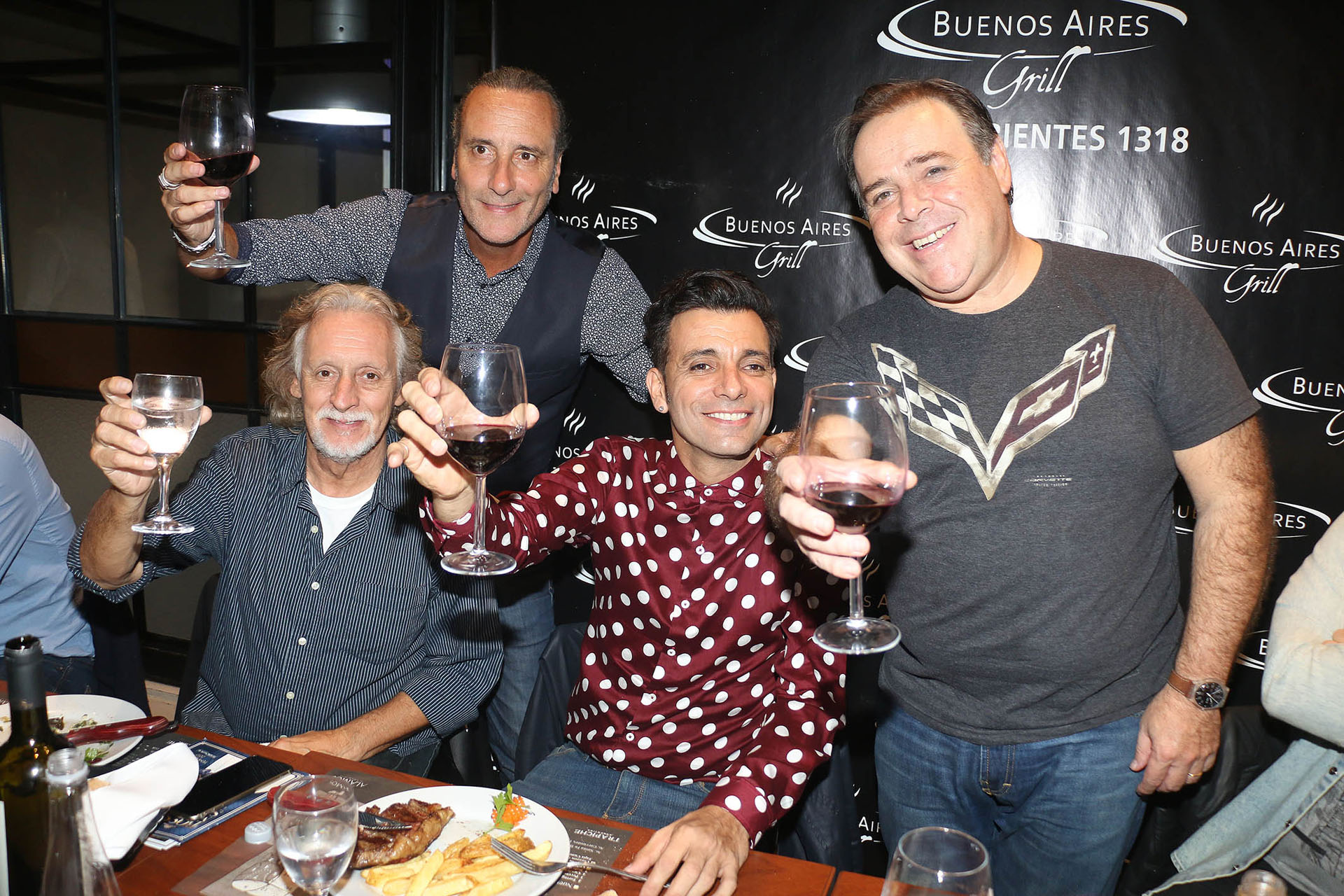 Martín Bossi debutó con el show “Bossi Master Show” en el teatro Astral. Luego de la función, fue a cenar con Nito Mestre, Manuel Wirzt y Carna
