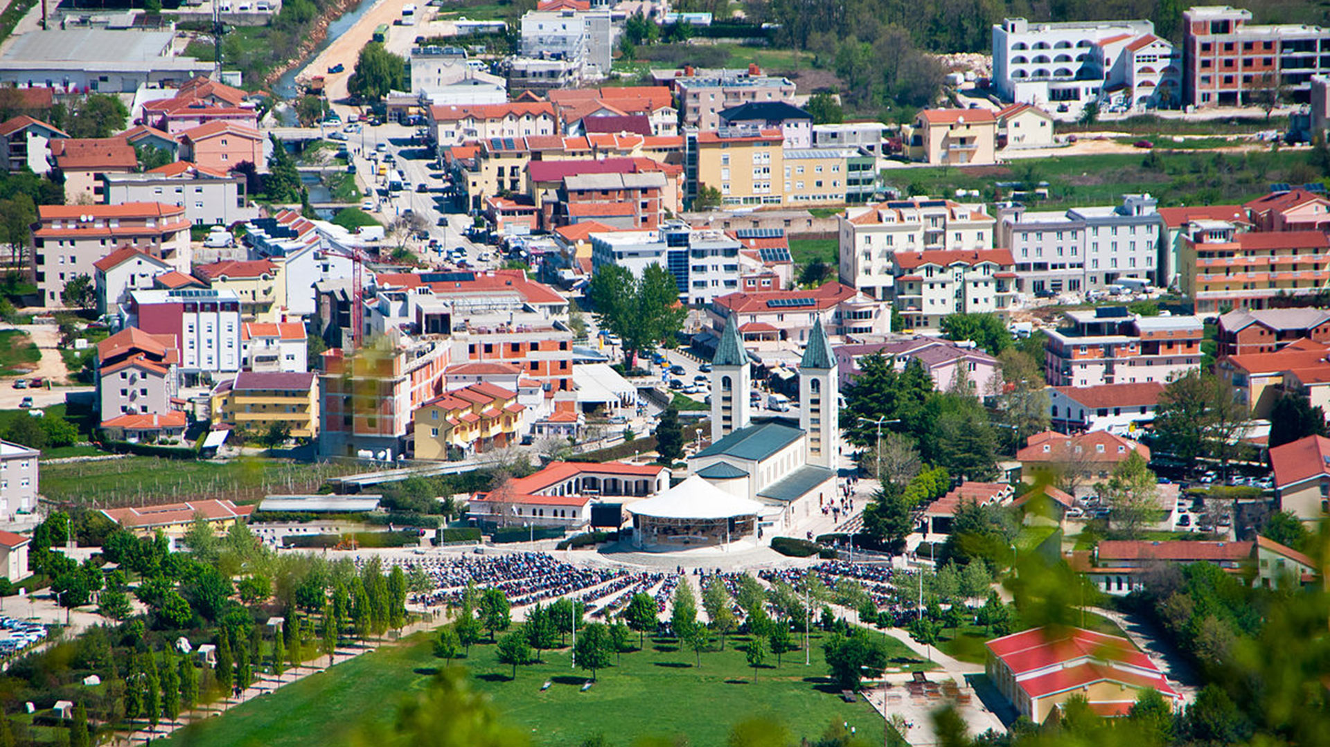 La pequeña ciudad de Mejugorje creció con hoteles, spa y comercios alrededor de la Iglesia de la ciudad